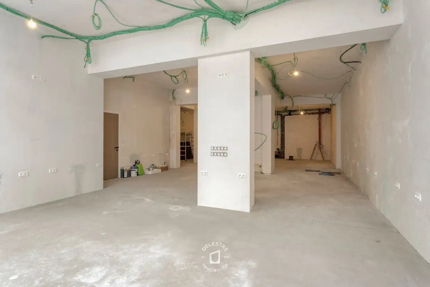 KARAKTERVOL VERNIEUWD HANDELSPAND  MET UITSTRALING foto 3