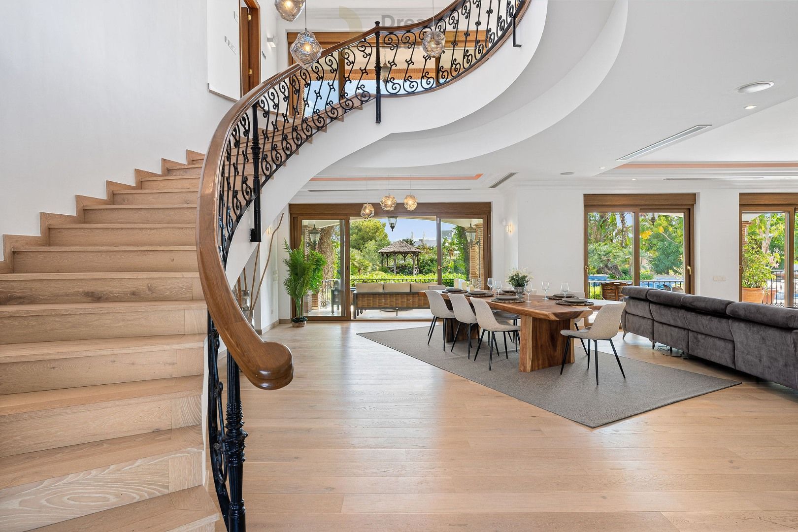 Welkom in deze prachtige villa te El Paraiso, een mix van Andalusische charme en moderne elegantie. foto 4