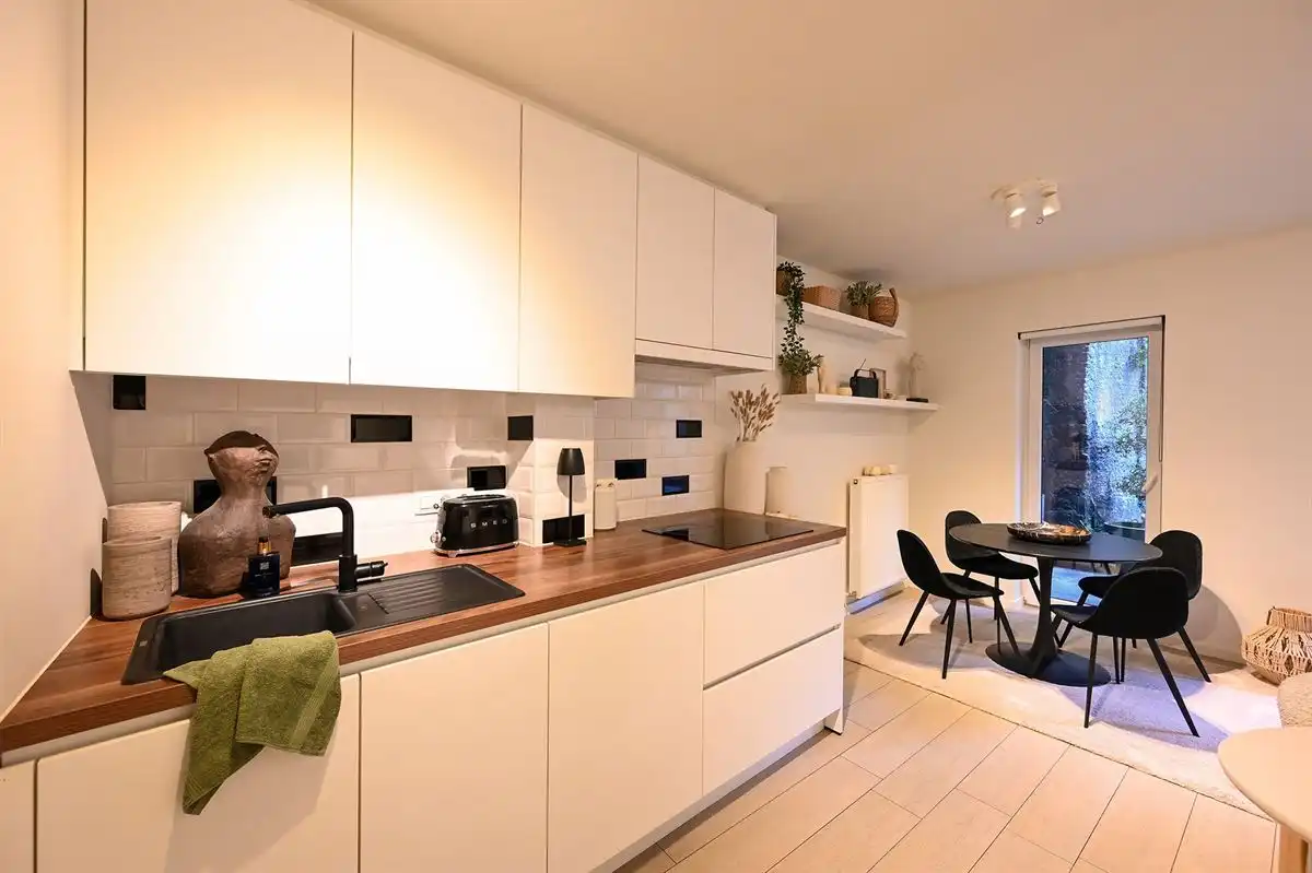 Instapklaar gelijkvloersappartement met heerlijke stadstuin foto 3