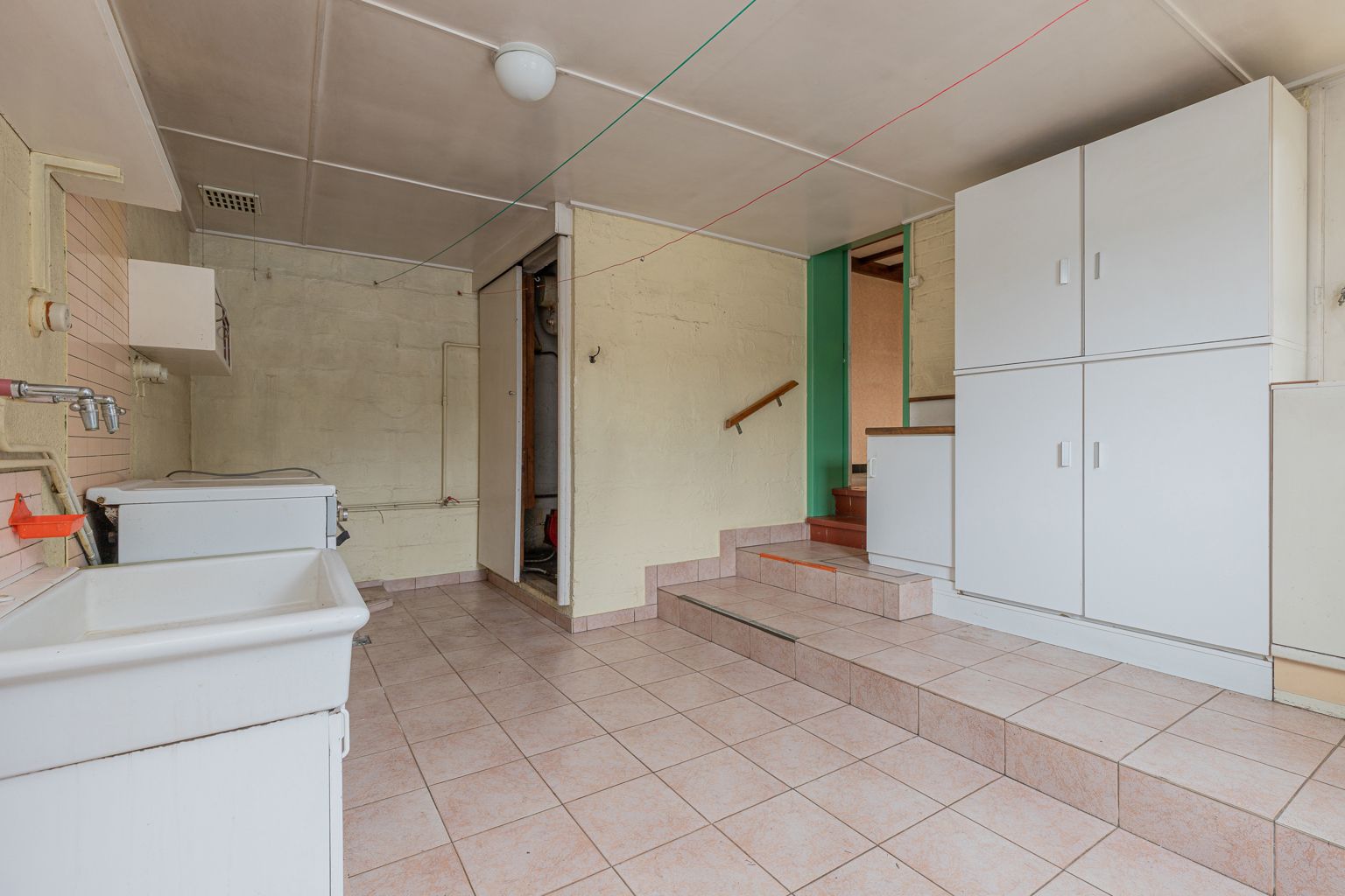 Ruime te renoveren gezinswoning met 4 slpks! foto 16