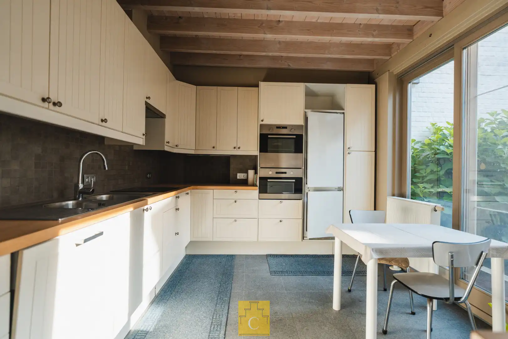 Ruime karakterwoning met 17e-eeuwse gevel, kleine garage, zongerichte terrastuin en extra terras op het verdiep, mooie locatie in het hartje van Brugge foto 18