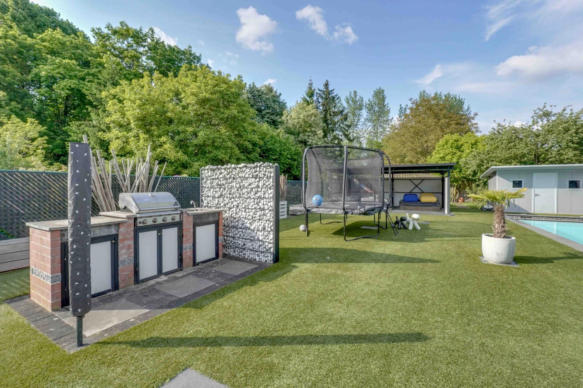 Ruime woning met zwembad op mooi groot perceel foto 38