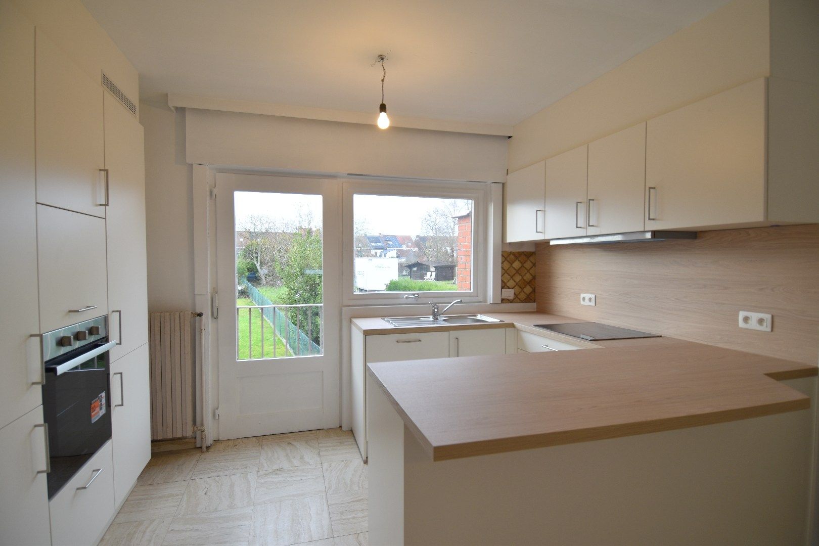 Ruime bel-etage woning met tuin, garage en 3 slaapkamers in Bissegem foto 3