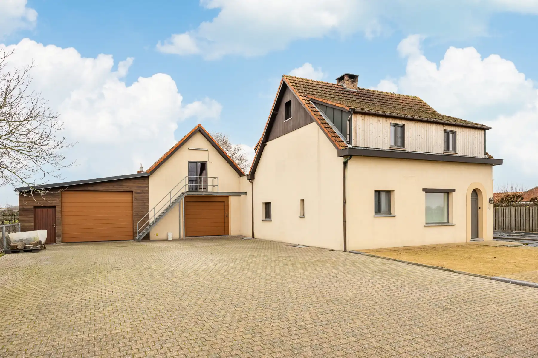 Landelijk gelegen woning met 4 slaapkamers, polyvalente werkruimte en binnenzwembad.  foto 2