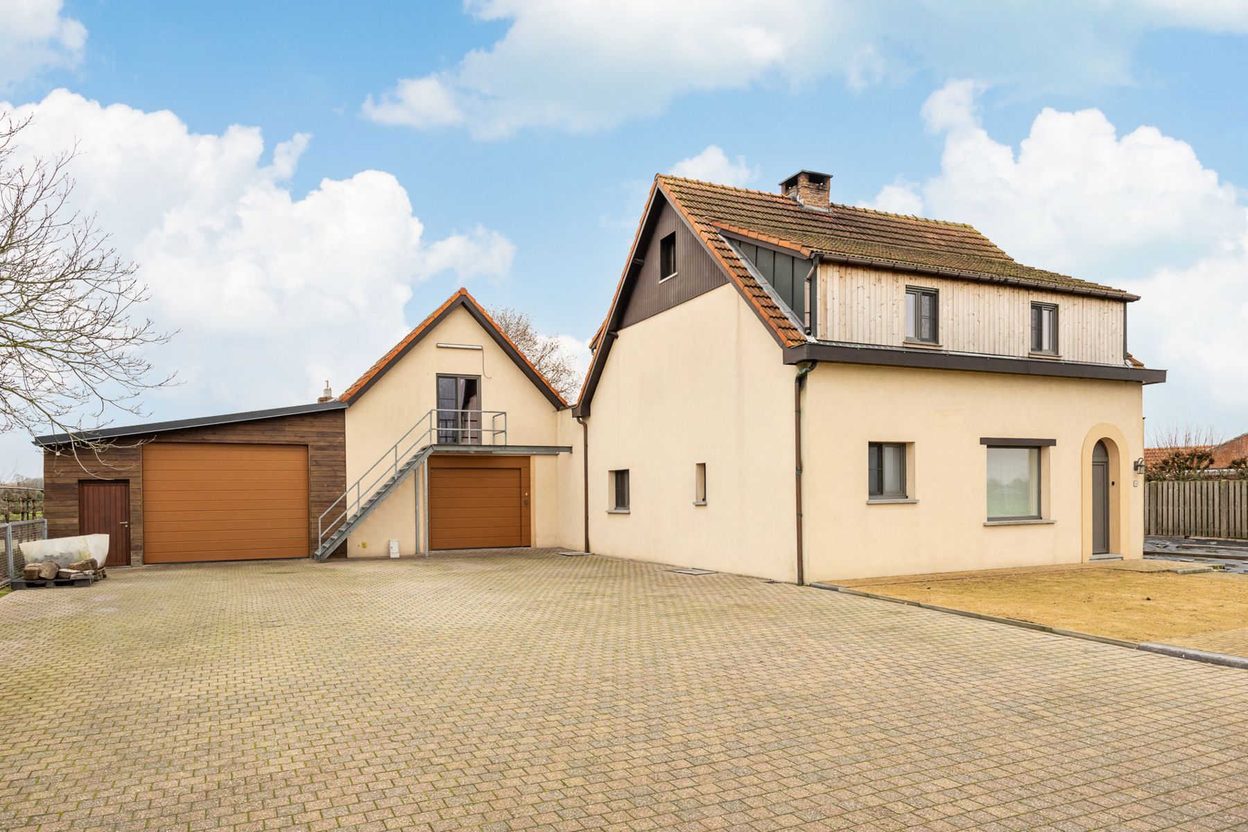 Landelijk gelegen woning met 4 slaapkamers, polyvalente werkruimte en binnenzwembad.  foto 2