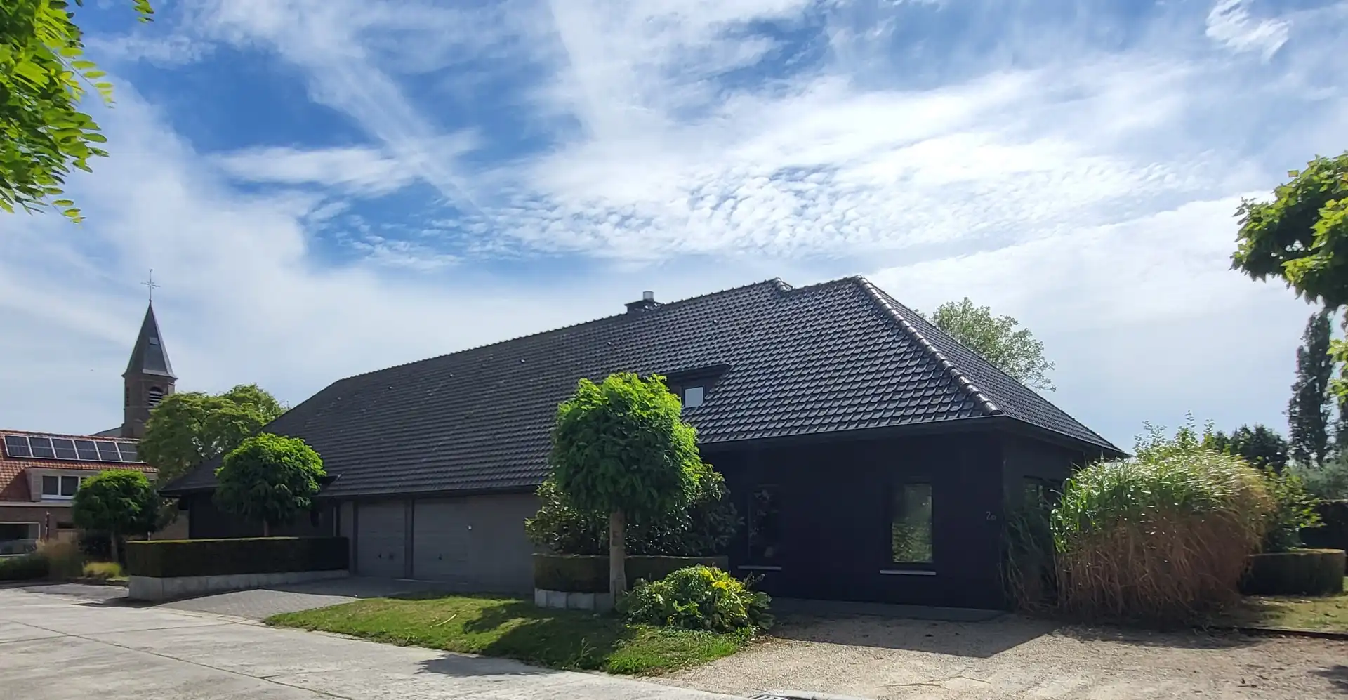 Exclusief wonen & ondernemen: imposante villa met volwaardige praktijk en aparte toegang op commerciële topligging, een perceel van 1.139 m² en met maar liefst 532 m² bewoonbare oppervlakte. foto 2