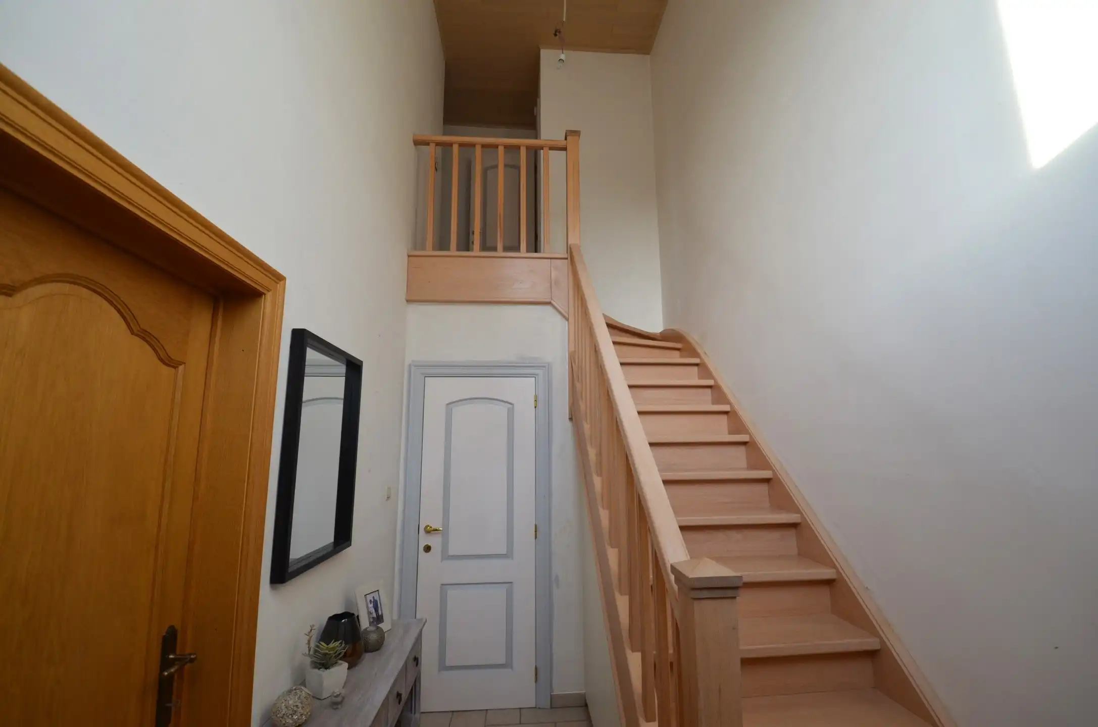 Leuke halfopen bebouwing met drie slaapkamers foto 4