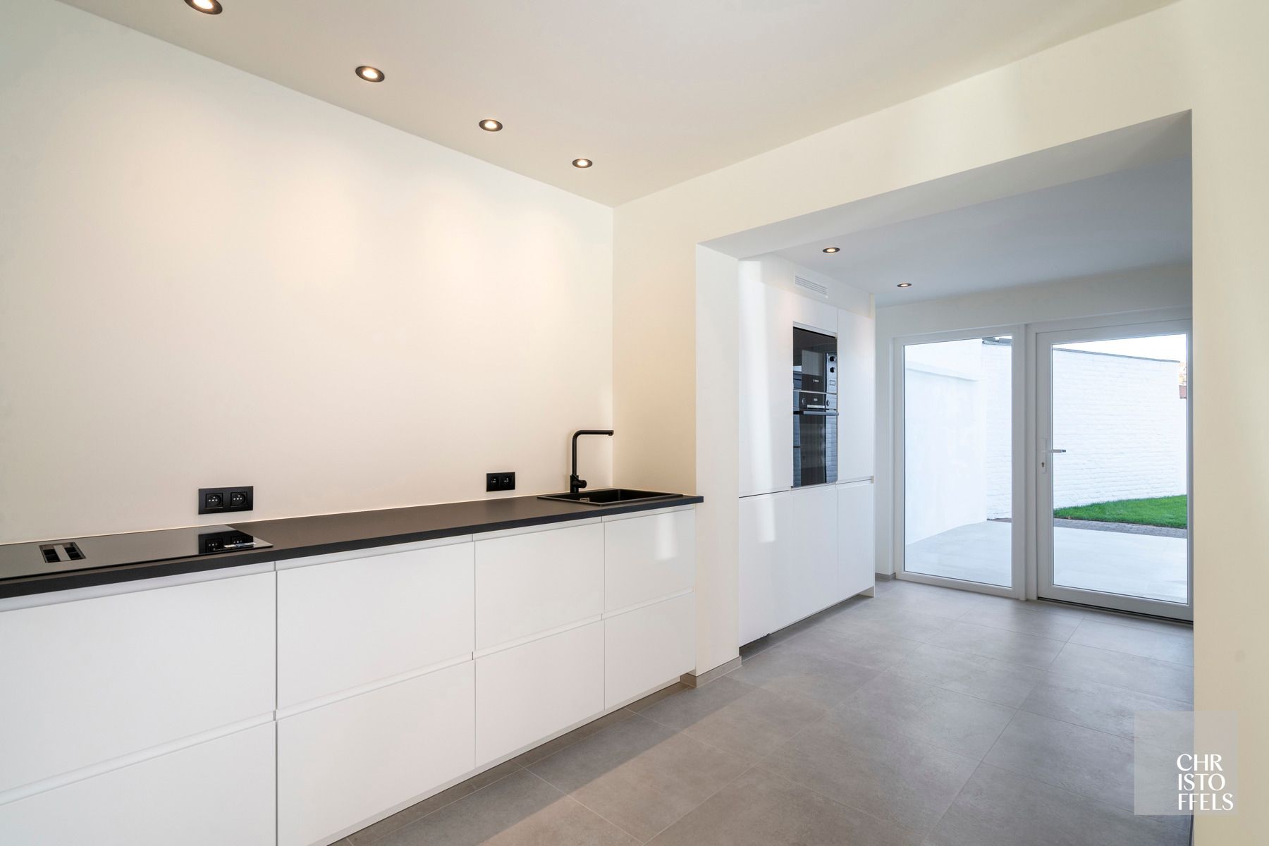 Stijlvol gerenoveerde gezinswoning met tuin op ideale locatie!  foto 2