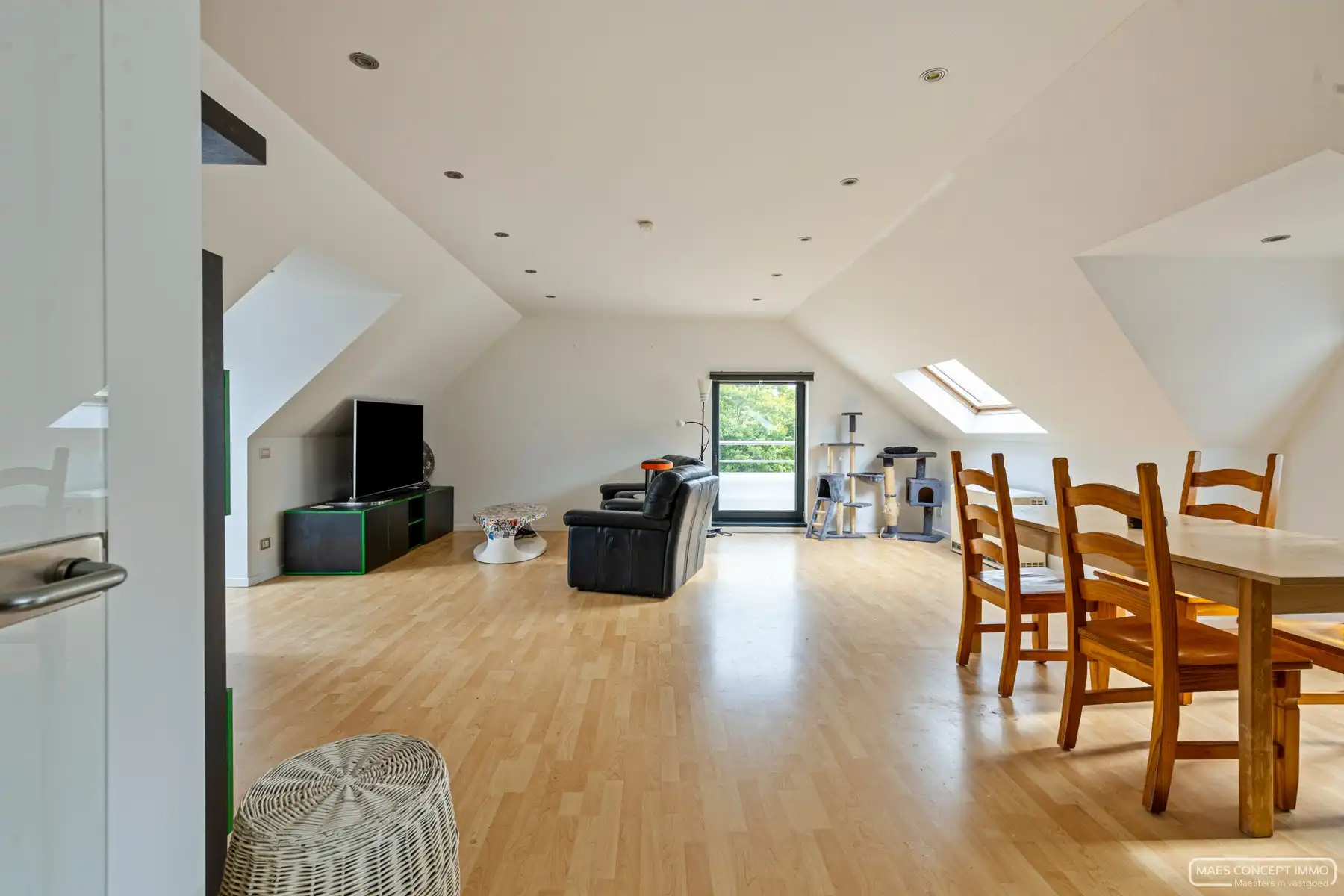 Te koop handelspand met appartement boven in centrum Desselgem foto 14