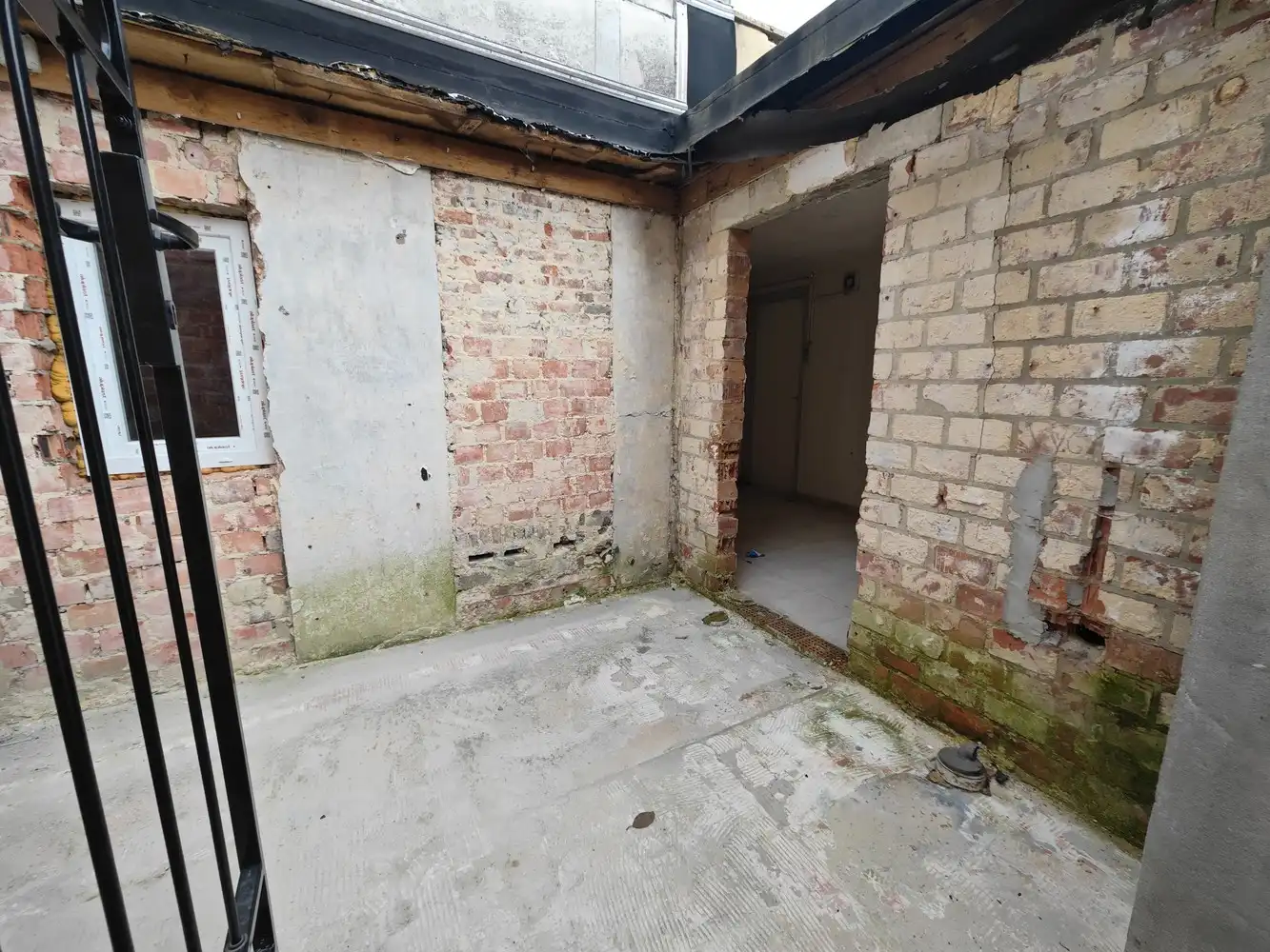 Gerenoveerde kantoorruimte met opslag foto 15