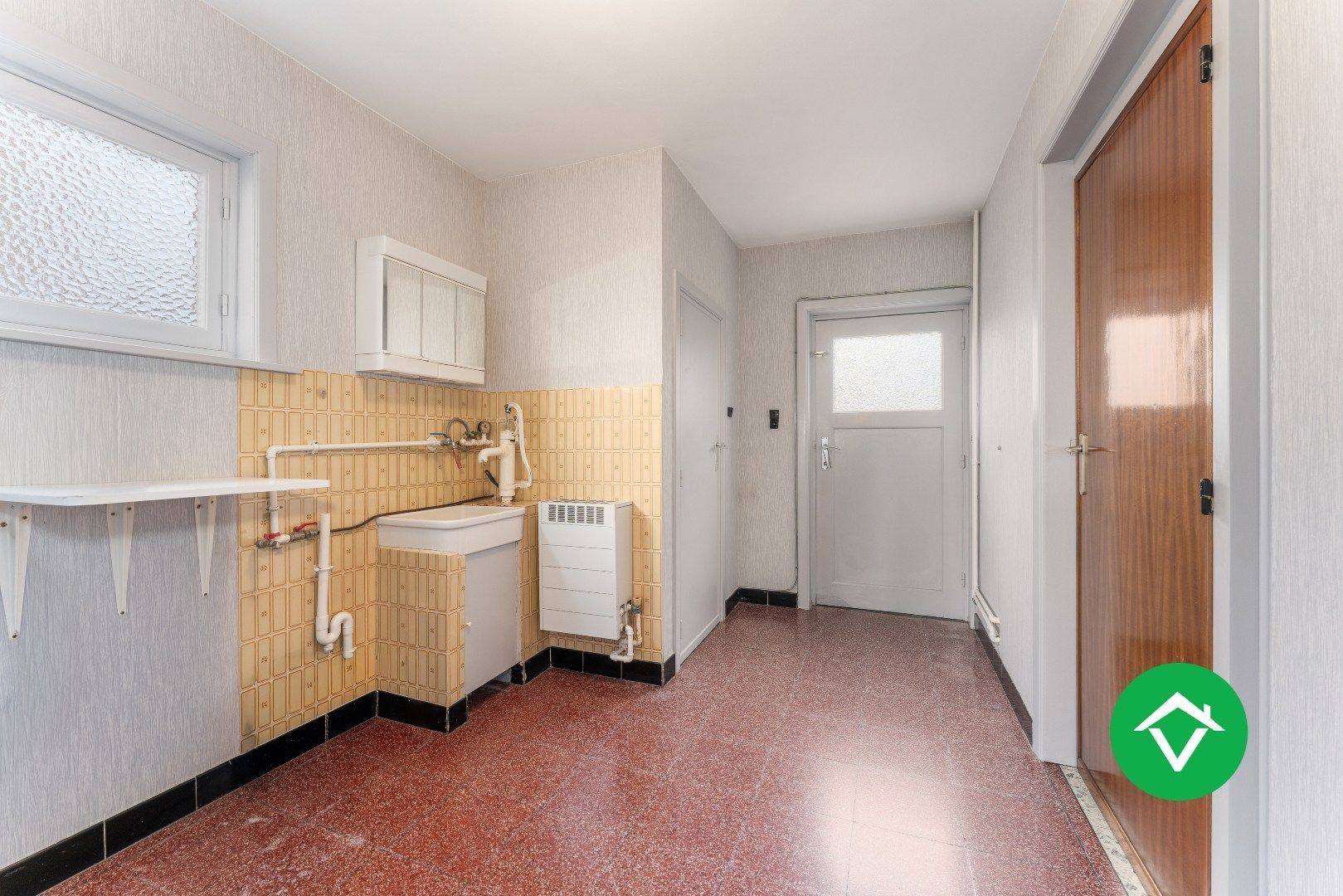 Op te frissen gezinswoning met twee garages en landelijk zicht te Eernegem foto 10