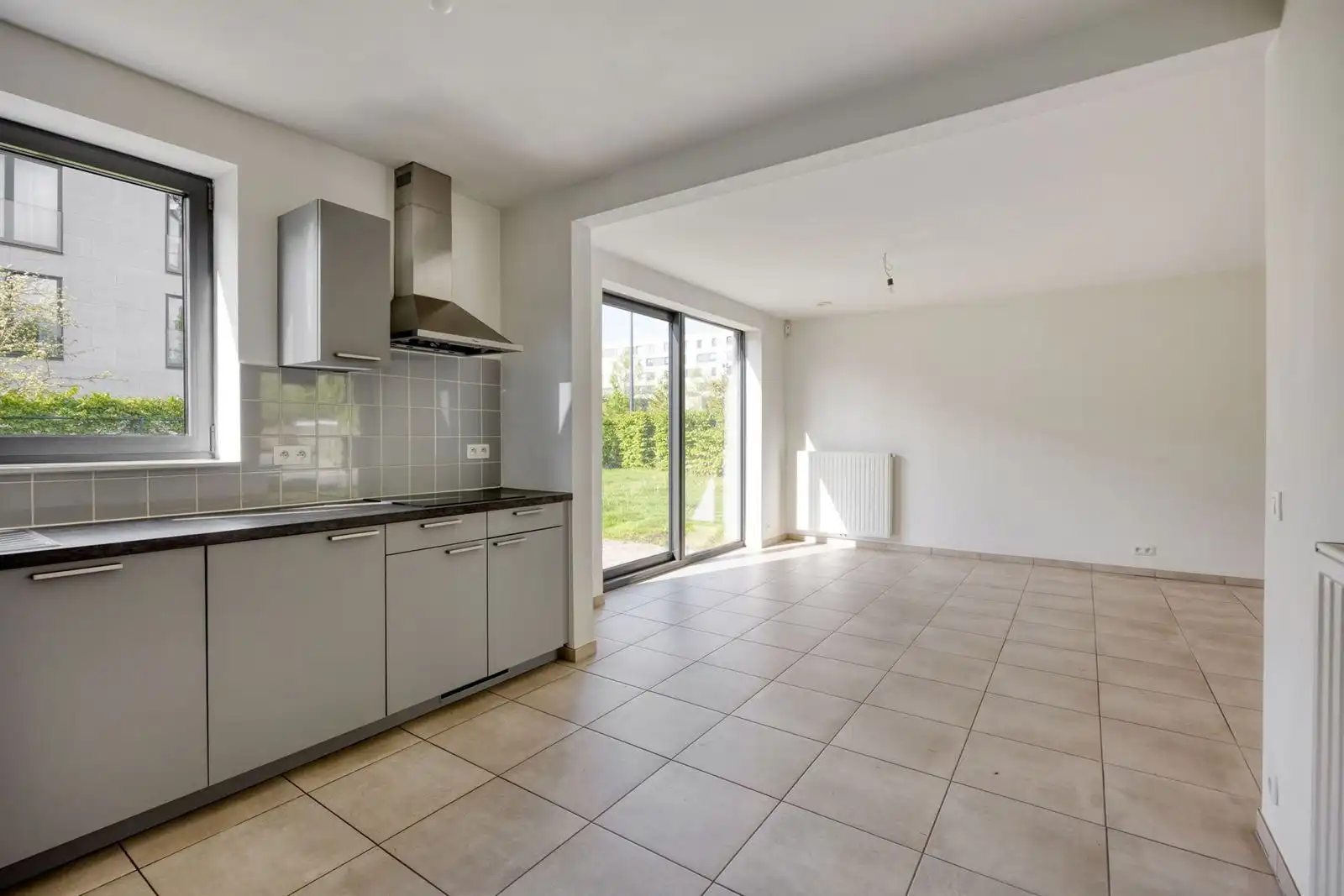 Recente 3-gevelwoning met 3 slaapkamers, tuin en garage foto 12