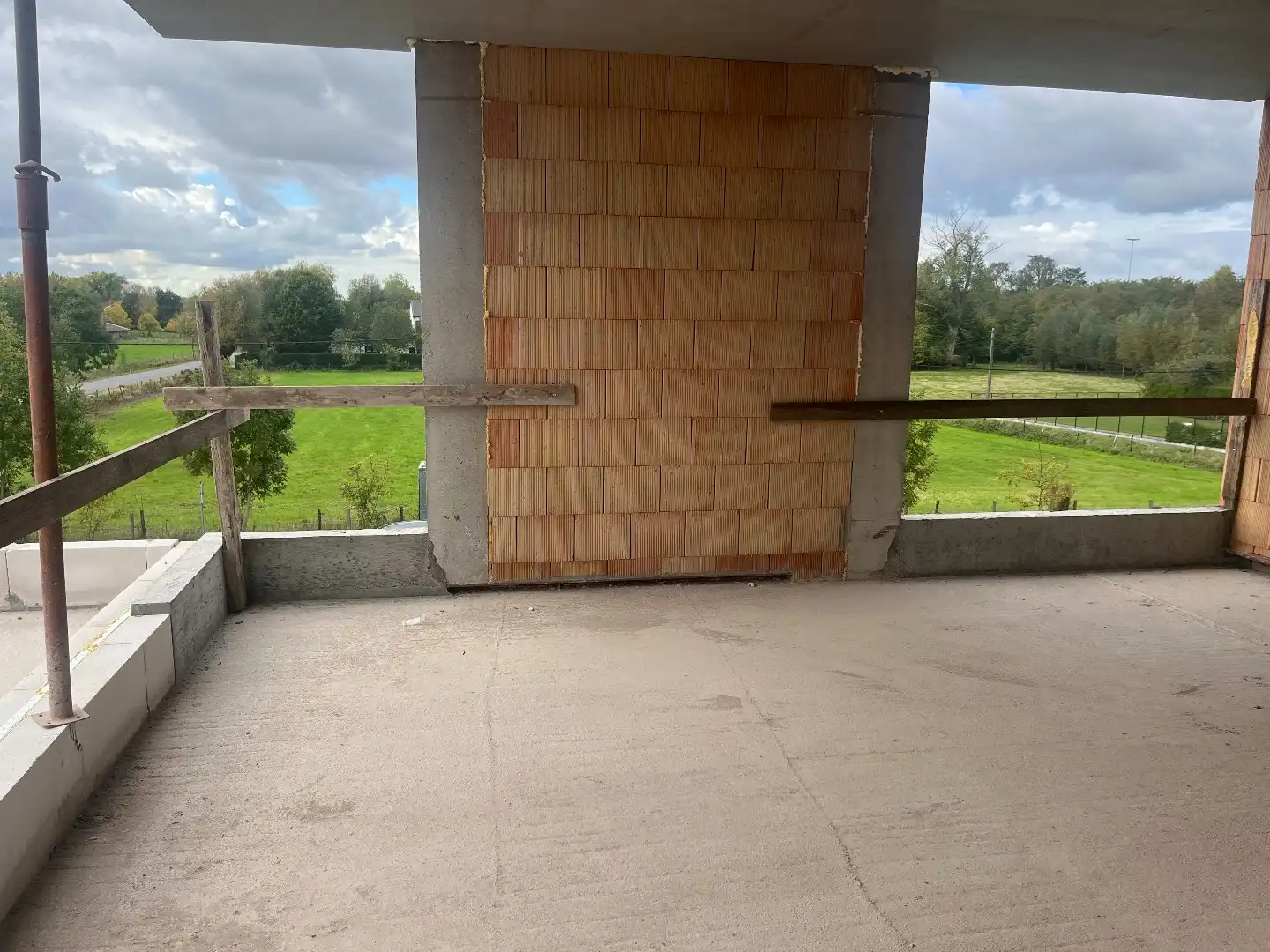 Modern en ruim appartement met 2 slaapkamers, zolderruimte en groot terras. foto 6