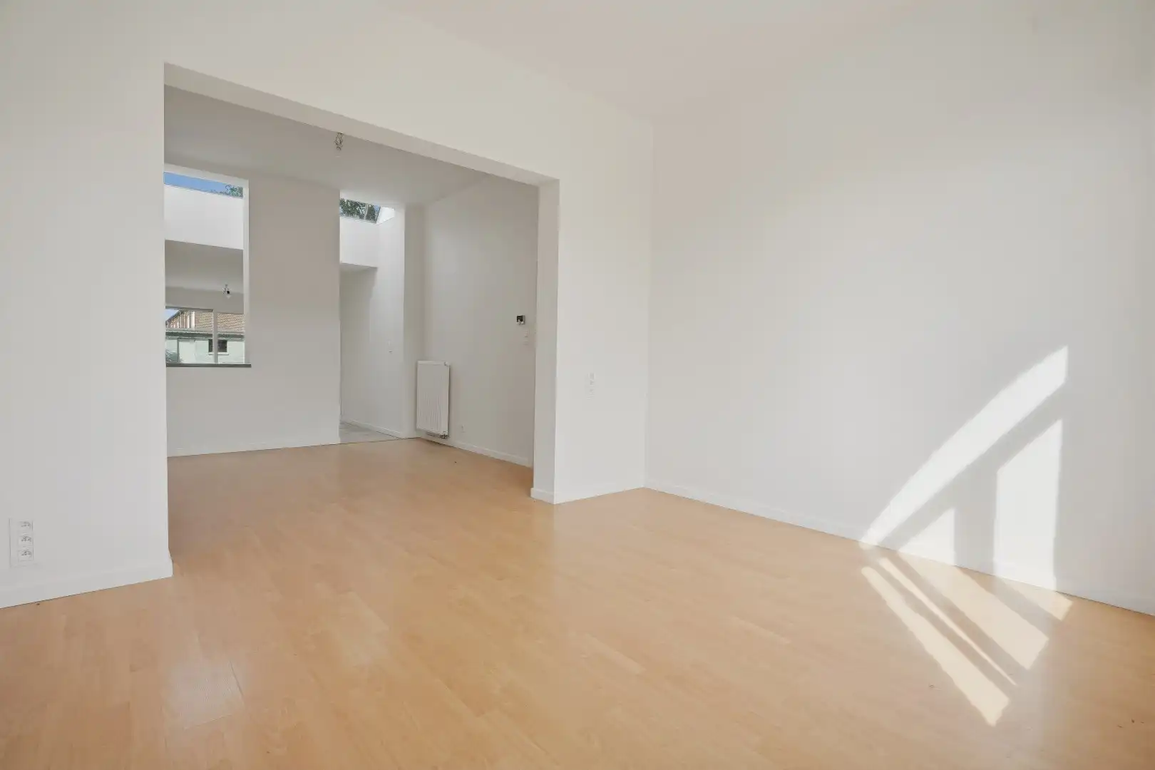 Recent gerenoveerde woning (2026), centraal gelegen aan het marktplein van Merkem! foto 3