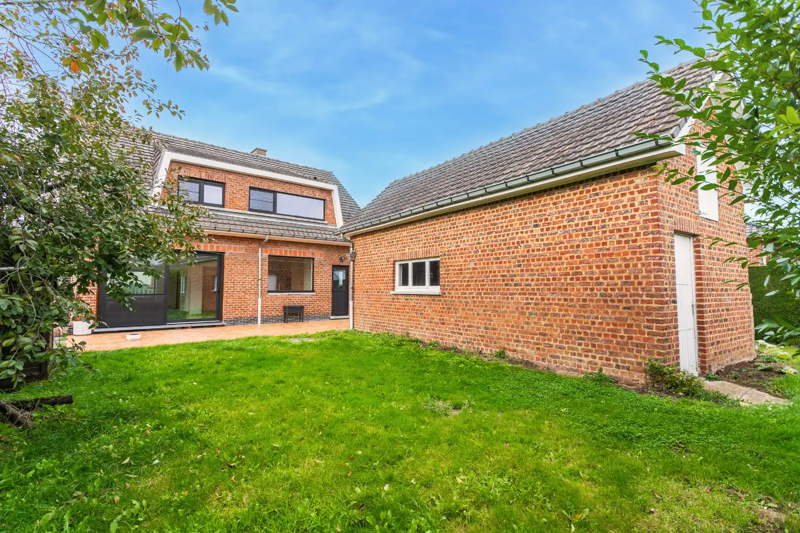 Ruime woning te Pajottegem met 4 slpks, garage en tuin op +-10a! foto 14