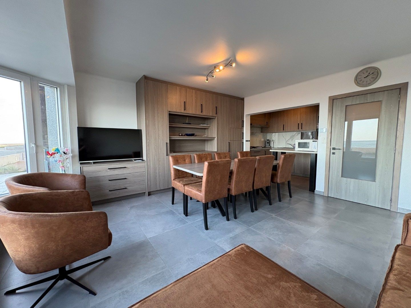 Volledig vernieuwd 3-slaapkamerappartement inclusief garage op de zeedijk in Koksijde. foto {{pictureIndex}}