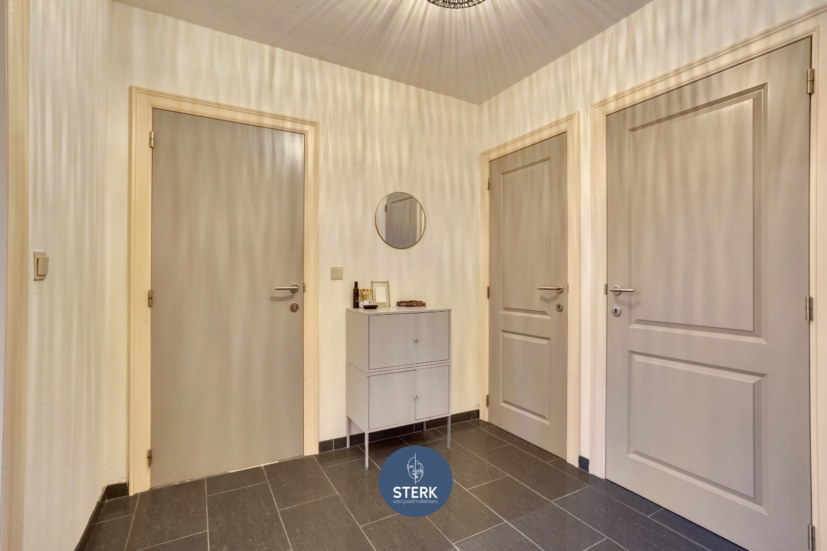 INSTAPKLAAR 2 SLPK-APPARTEMENT OP EEN CENTRALE LOCATIE IN HARTJE LANAKEN !   foto 5