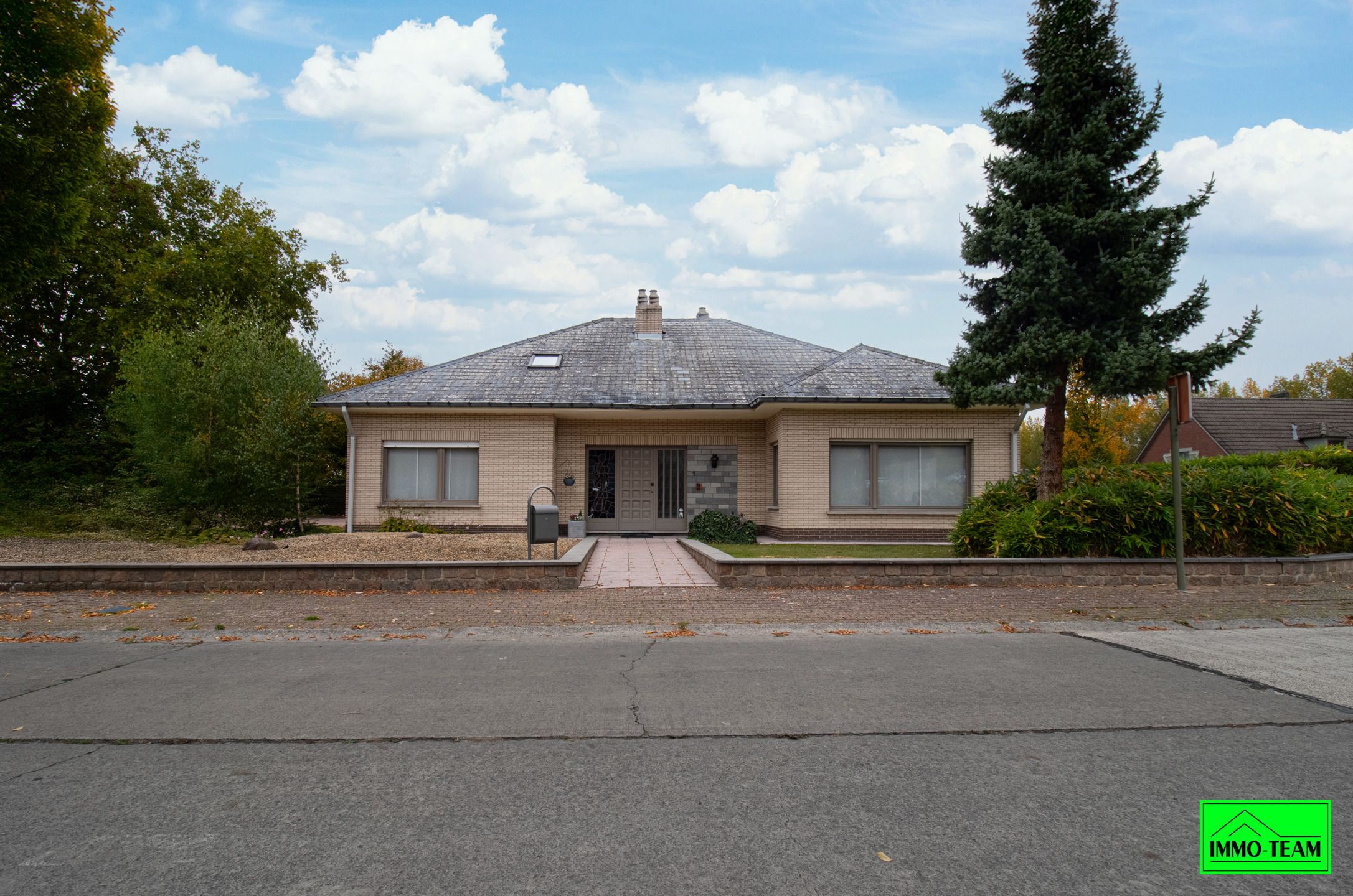 Instapklare, rustig gelegen bungalow  foto {{pictureIndex}}