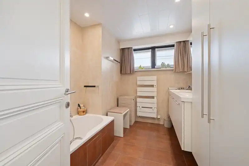 Verzorgde halfopen bebouwing met vele mogelijkheden te De Haan. foto 25