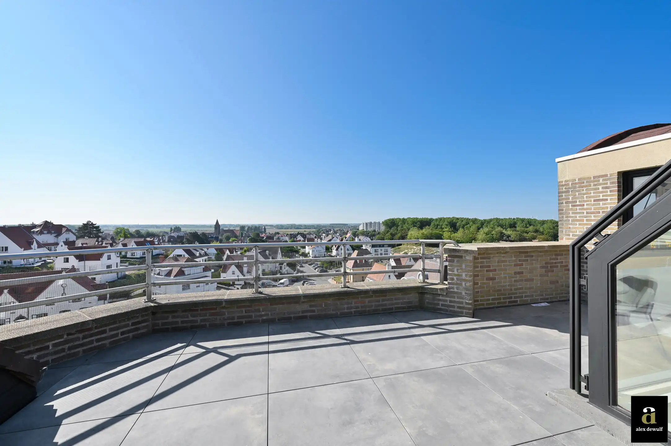 Ruim duplexappartement met vier slaapkamers en zonnig terras in Duinbergen. foto 17