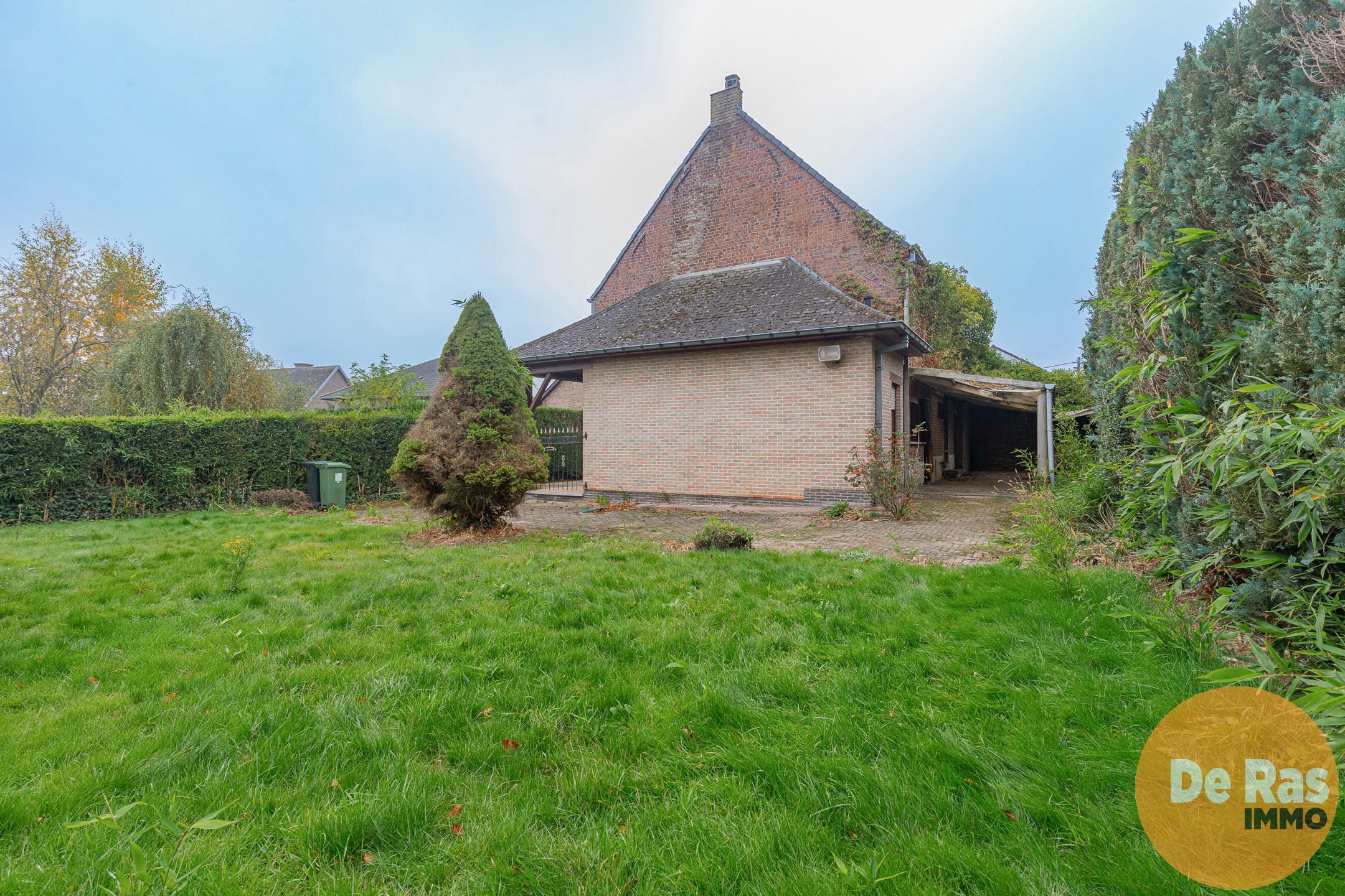 HILLEGEM - Te renoveren woning op een unieke locatie foto 7