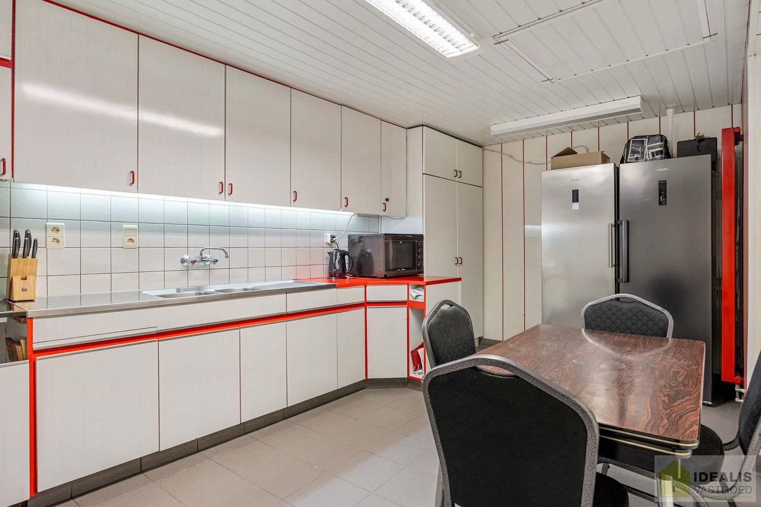 IDEALIS VASTGOED - Aangenaam instapklaar duplexappartement met winkelruimte/werkatelier te Opitter, Bree. Dit ruime duplexappartement omvat +-140 m² netto bewoonbare oppervlakte. Dit multifunctionele pand biedt tal van mogelijkheden dankzij de winkelruimte/het werkatelier van maar liefst +-200m² die vroeger dienst deed als slagerij. Uiterst geschikt voor kandidaten op zoek naar een instapklare woonruimte mét handelsruimte op een gunstige locatie midden in hartje Opitter, Bree! Mogelijkheid wijziging tot ééngezinswoning mits het verkrijgen van een omgevingsvergunning. foto 29