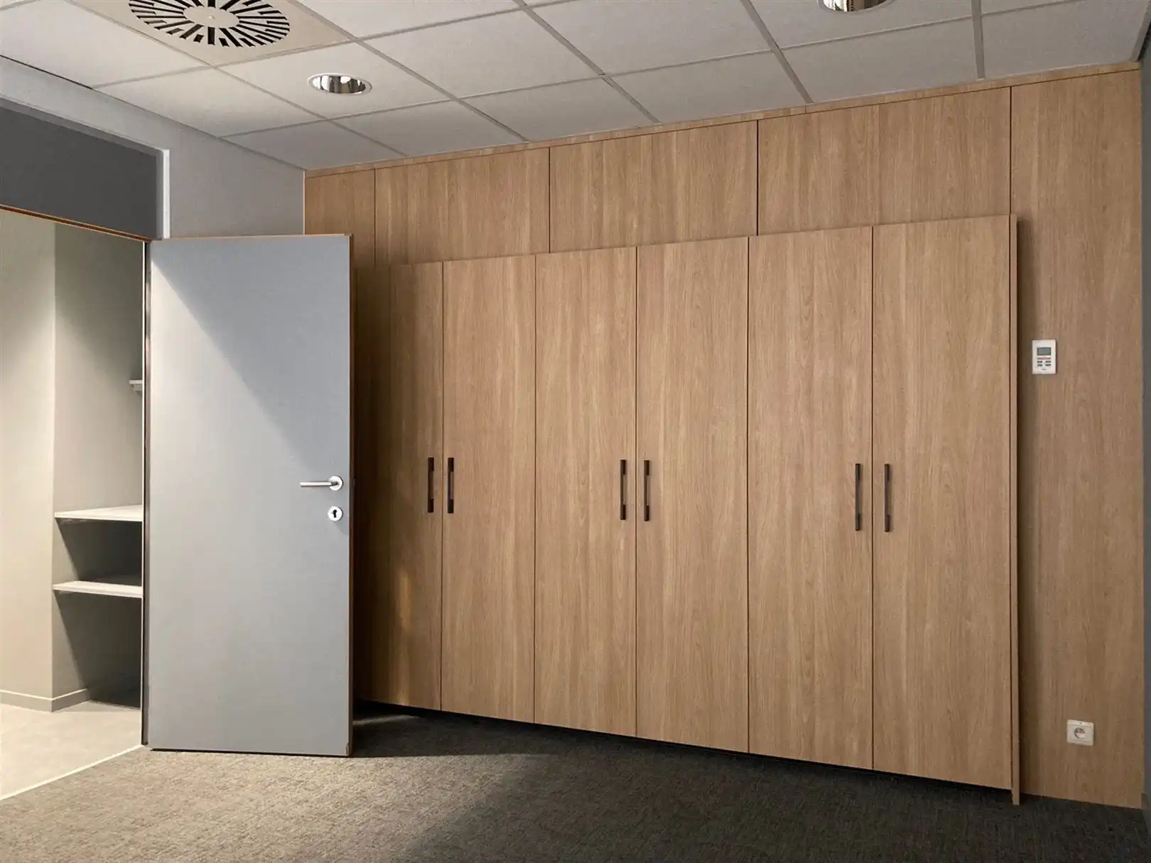 Veelzijdig hoekkantoor op commerciële ligging foto 9
