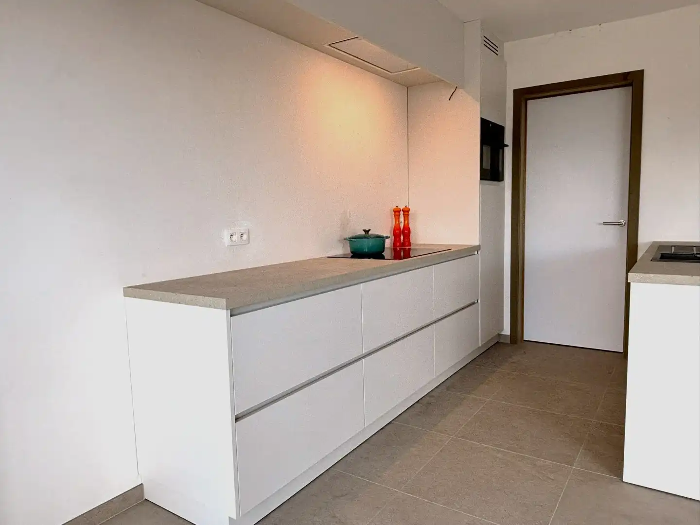 Ruim tweeslaapkamerappartement met terras en garage foto 4