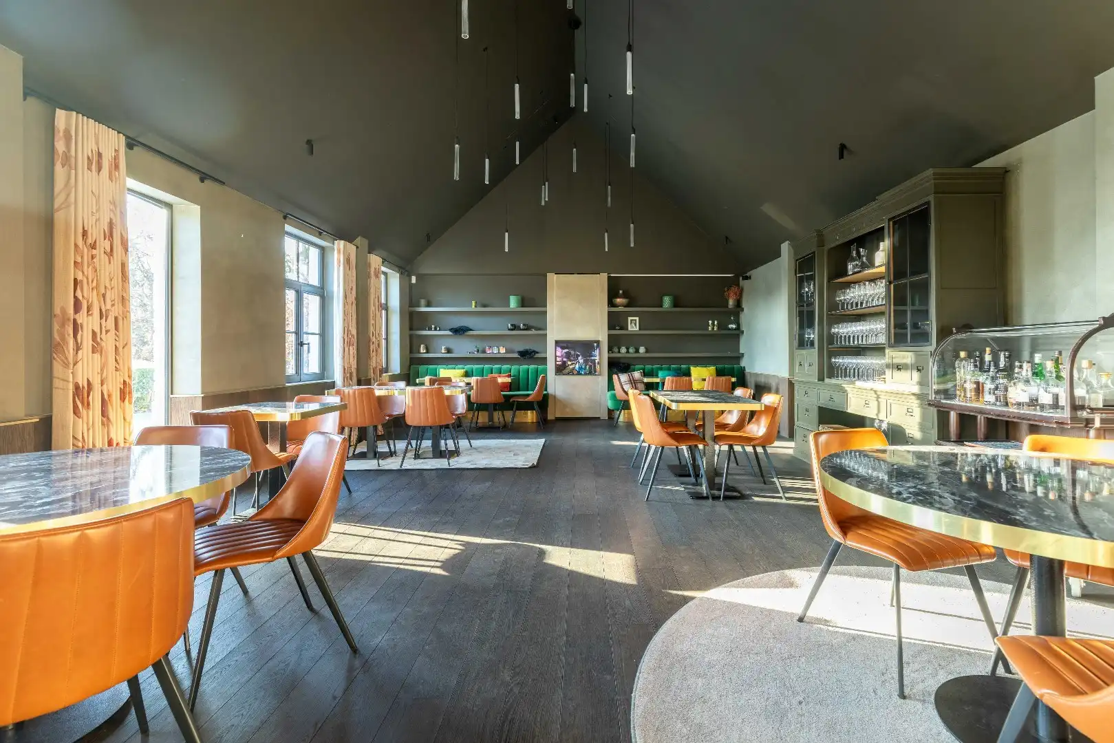 Luxe horecazaak met woonst, parking, terrassen en bureel te Oostduinkerke. foto 6