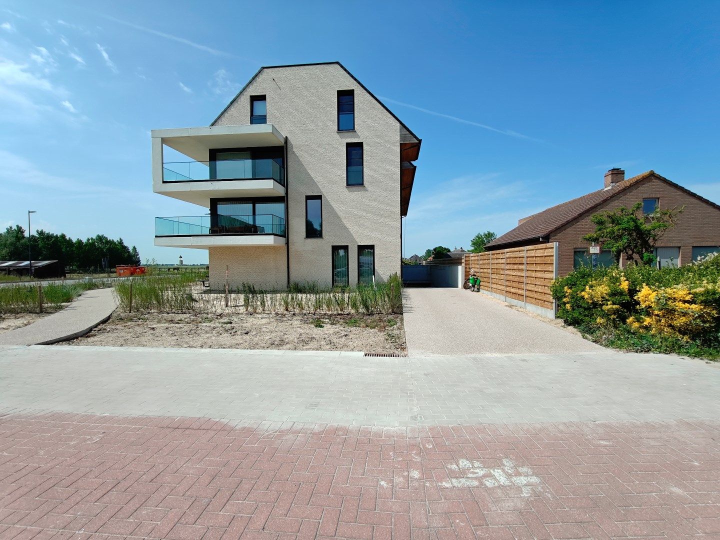 Ruime binnenstaanplaats in nieuwbouwresidentie foto {{pictureIndex}}