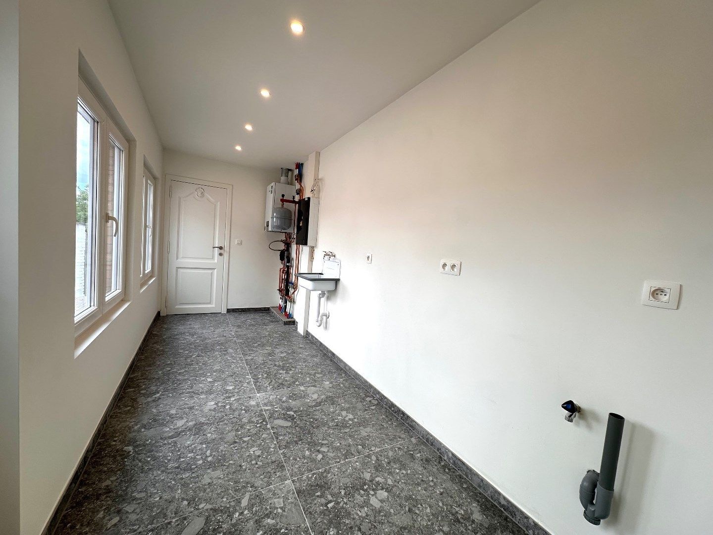 Volledig gerenoveerde woning met garage en tuin in hartje Tongeren! foto 8