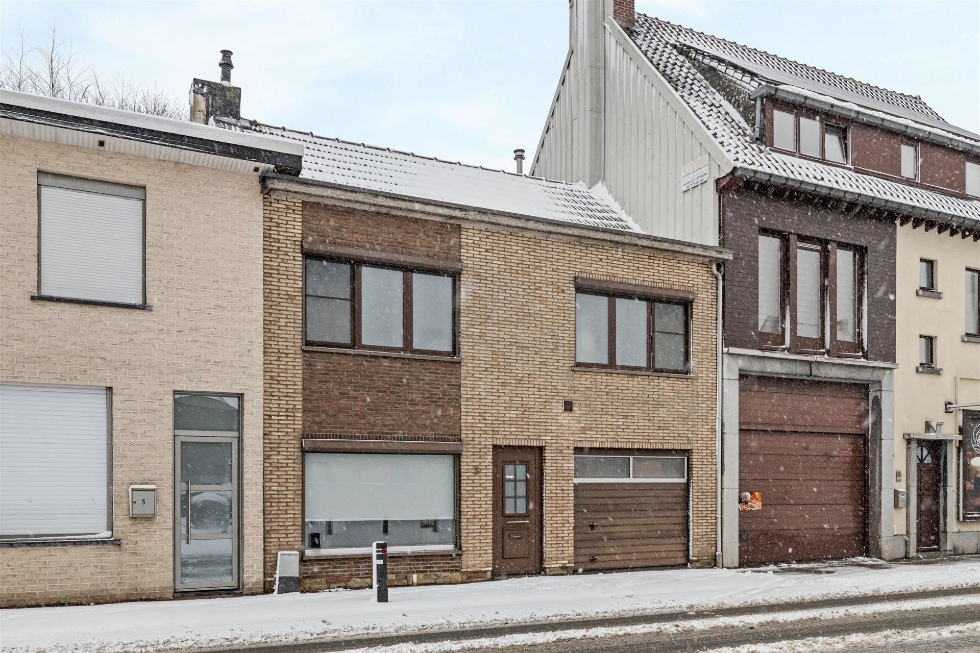 Instapklare gezinswoning met 3 slaapkamers en garage foto {{pictureIndex}}