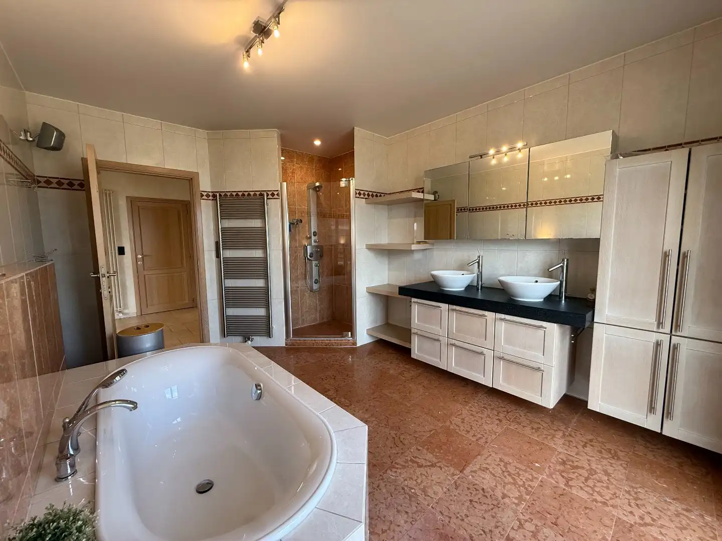 Riant en bemeubeld appartement met 5 slpks en daktuin in Balen-centrum ! foto 19
