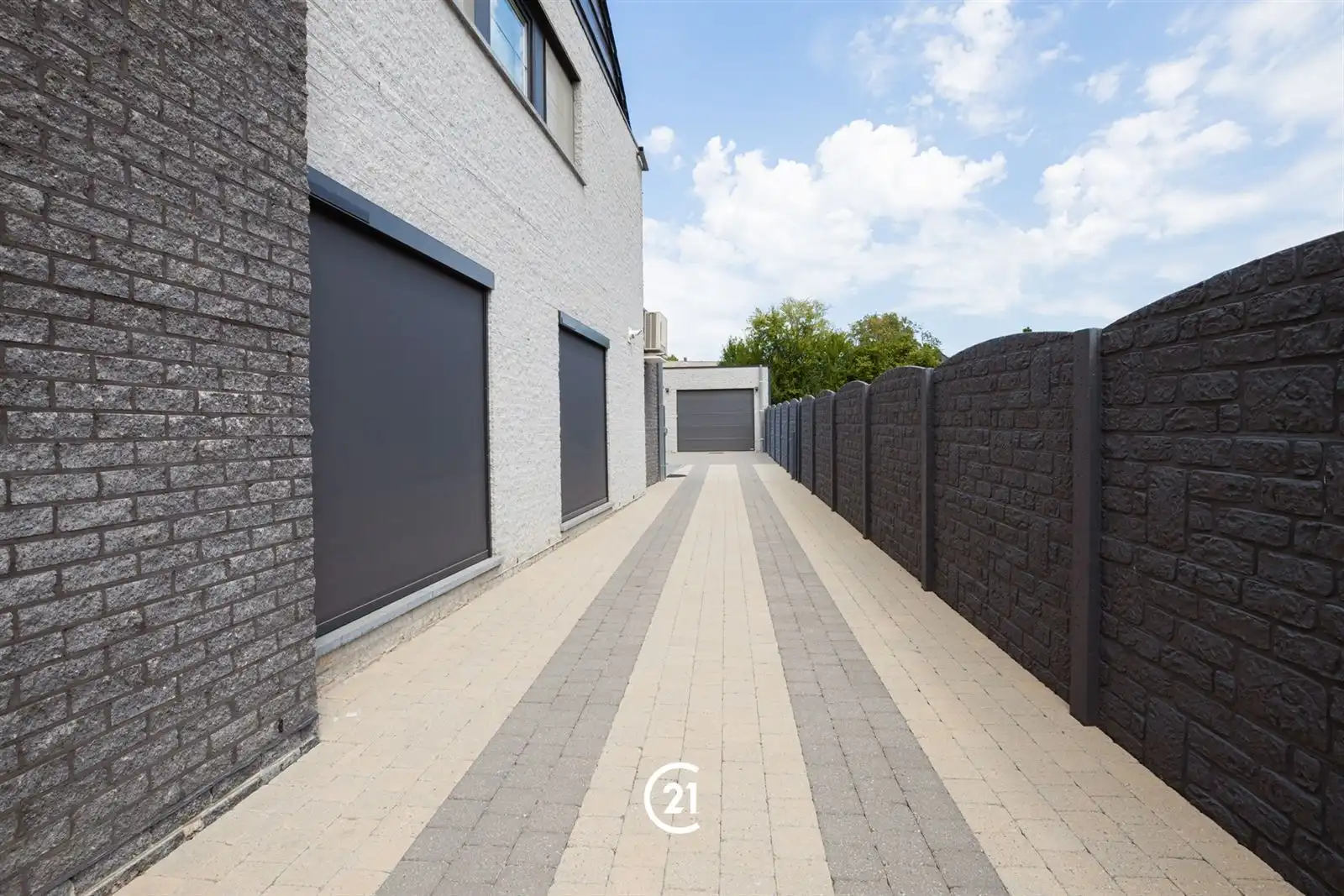Instapklare gezinswoning met ruime garage foto 10