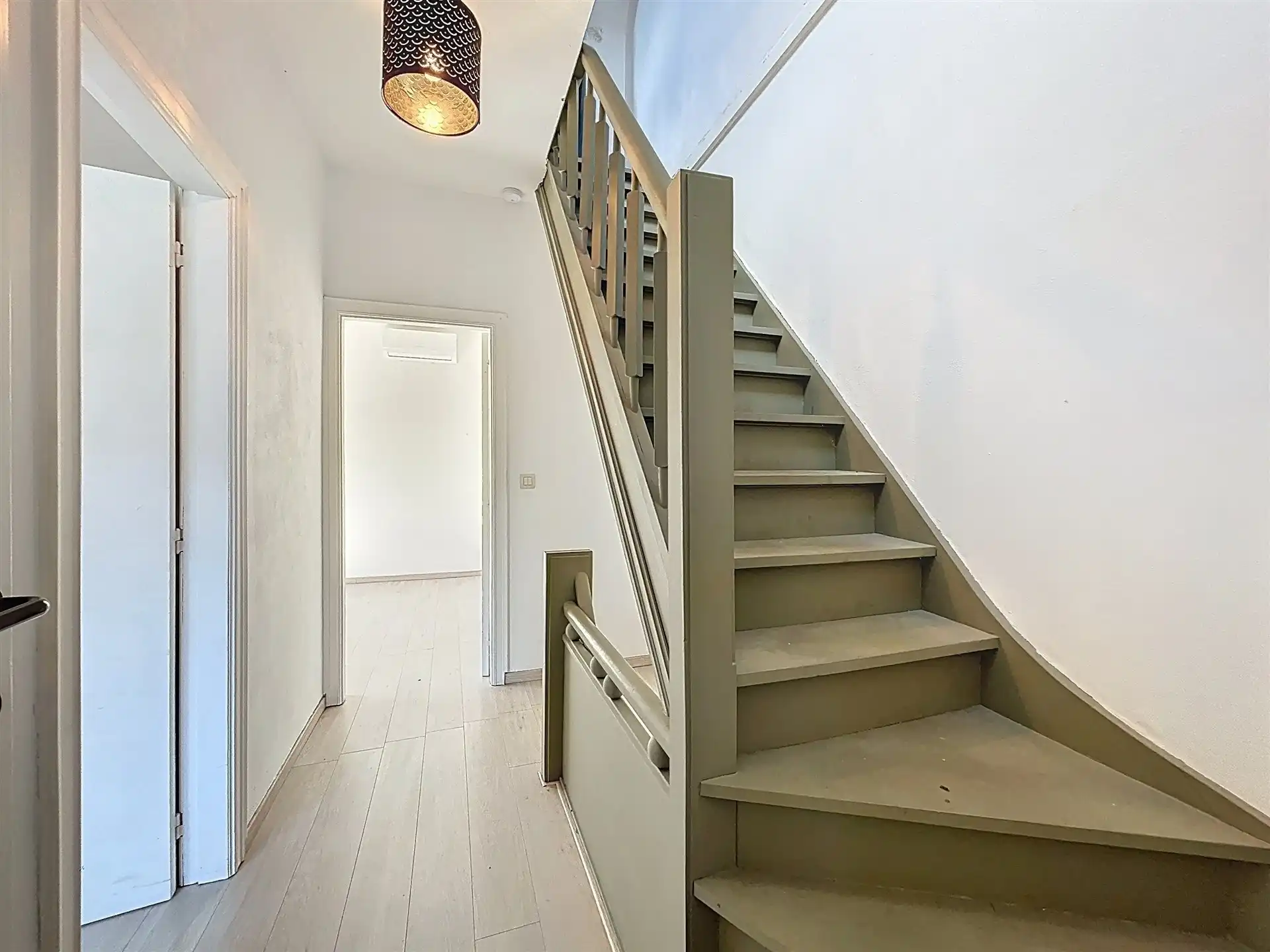  half open bebouwing met 3 slaapkamers en oprit voor meerdere wagens op toplocatie foto 12