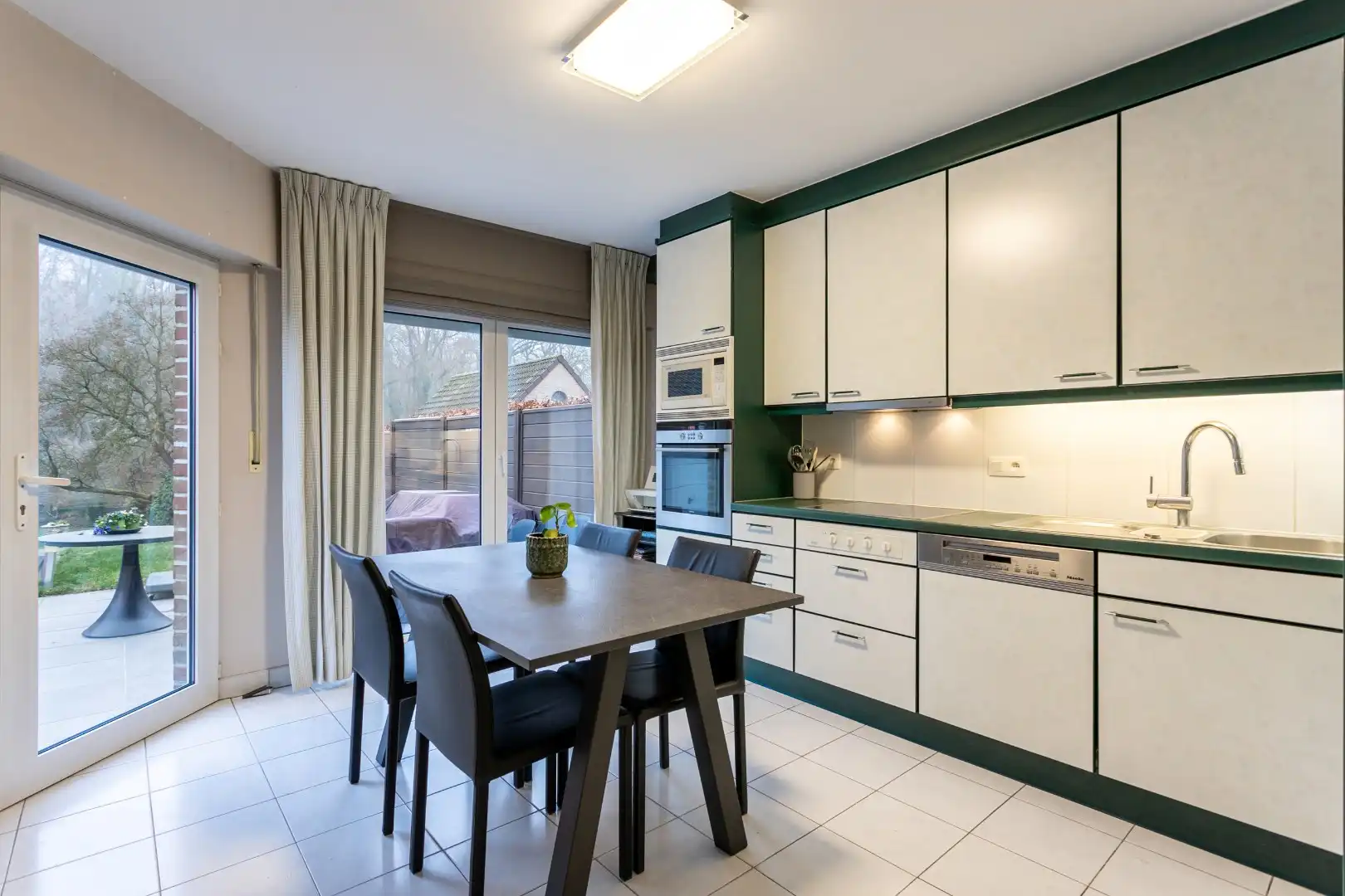 Instapklare woning 3 slpks, garage en ruime tuin (8,8are) foto 7