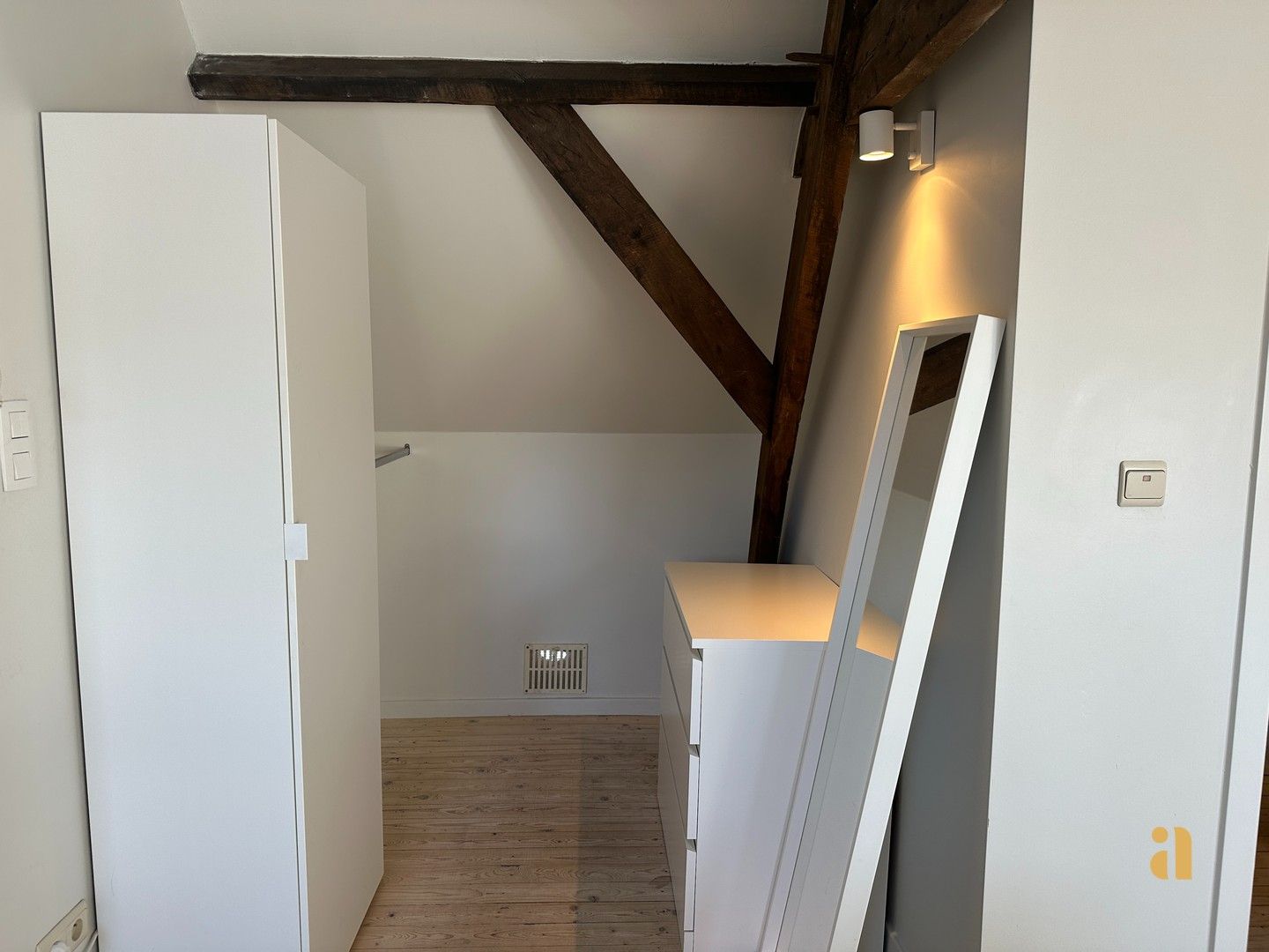 Lichtrijke bemeubelde studio op toplocatie! foto 6