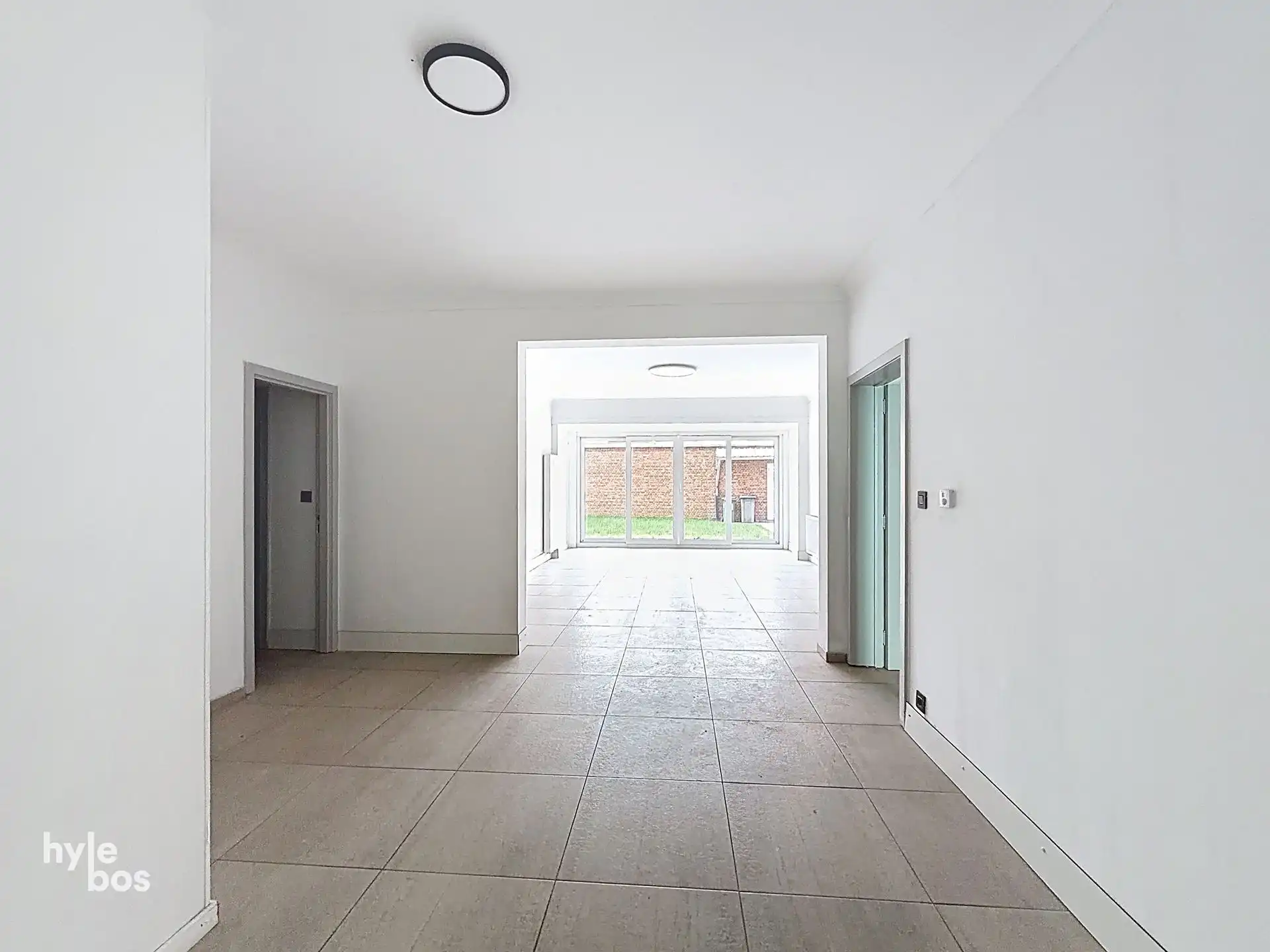 Uitzonderlijk groot gelijkvloers appartement met stadstuin en garage foto 2