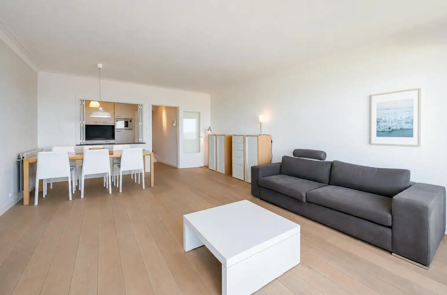 Prachtig gerenoveerd appartement met frontaal zeezicht foto 5