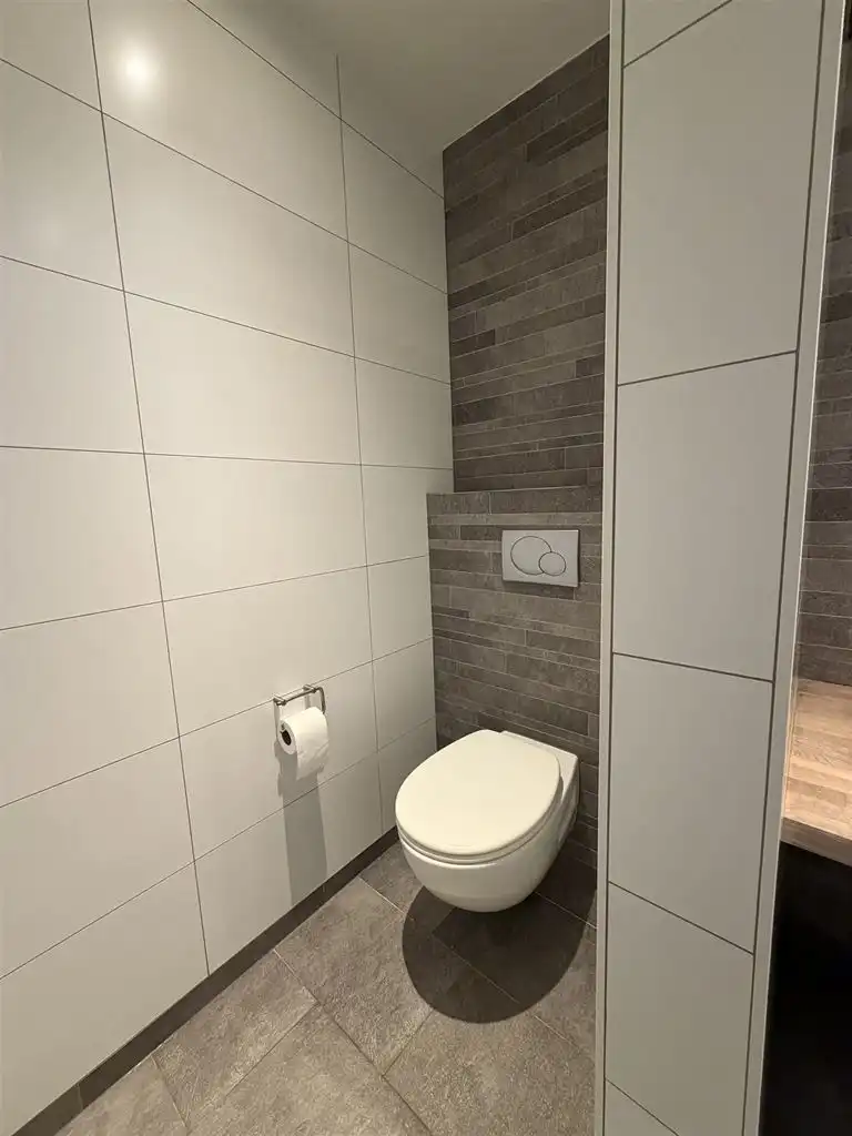 Instapklare stadswoning met 3 slaapkamers, aparte garage en tuintje. foto 8