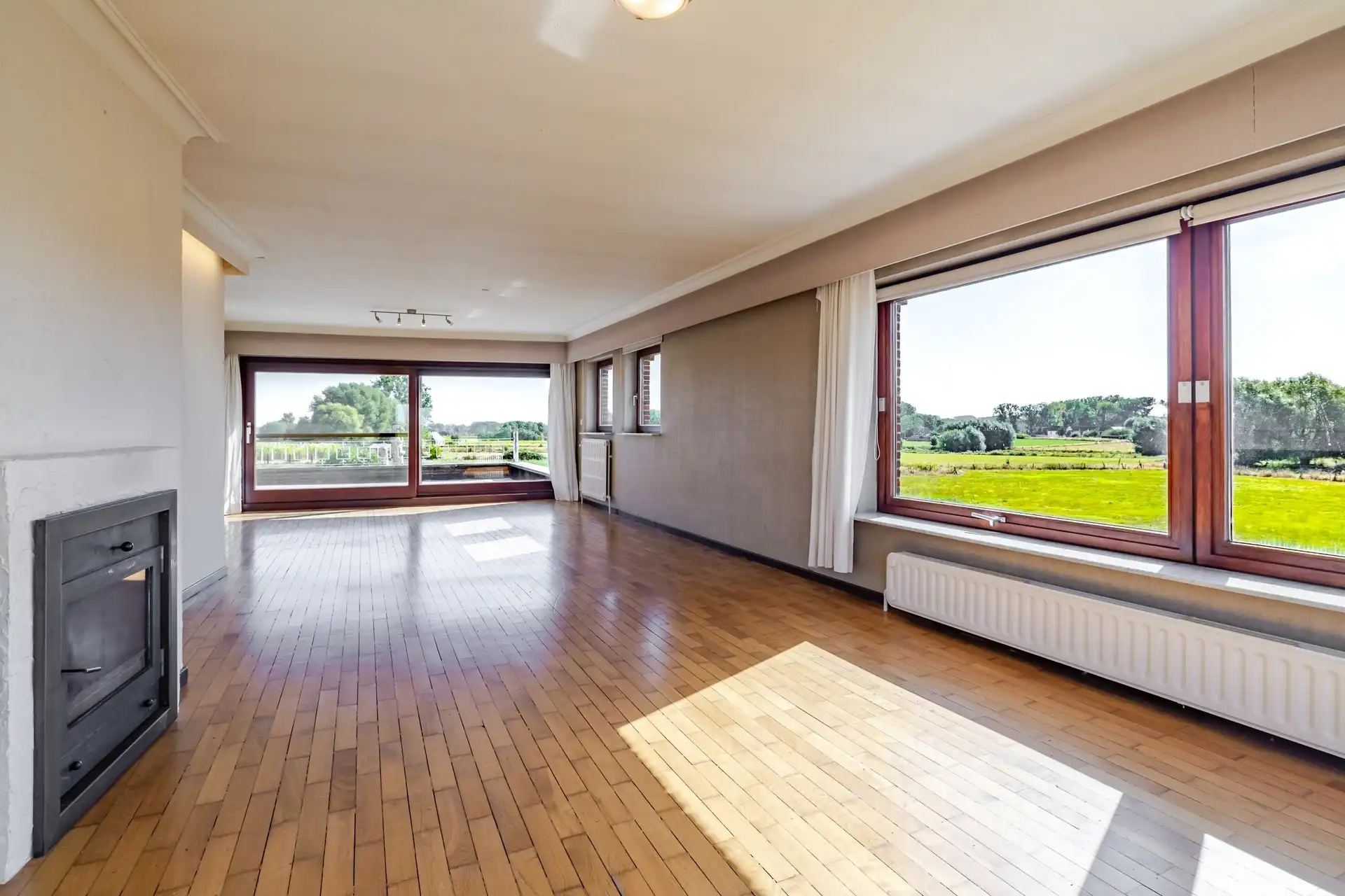 Zeer ruime woning met twee wooneenheden en prachtig landelijk uitzicht foto 2