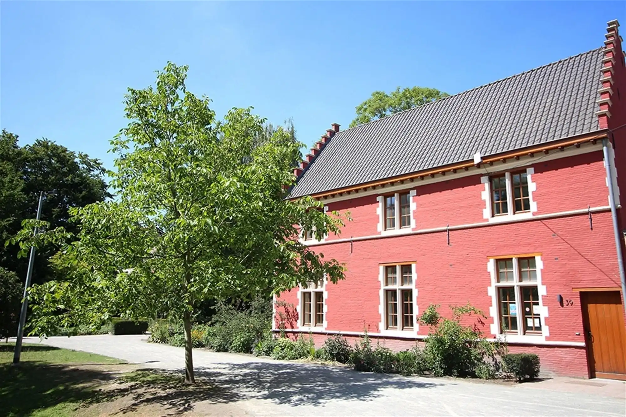 Kasteel Walburg met conciërgewoning en koetshuis in erfpacht  foto 7
