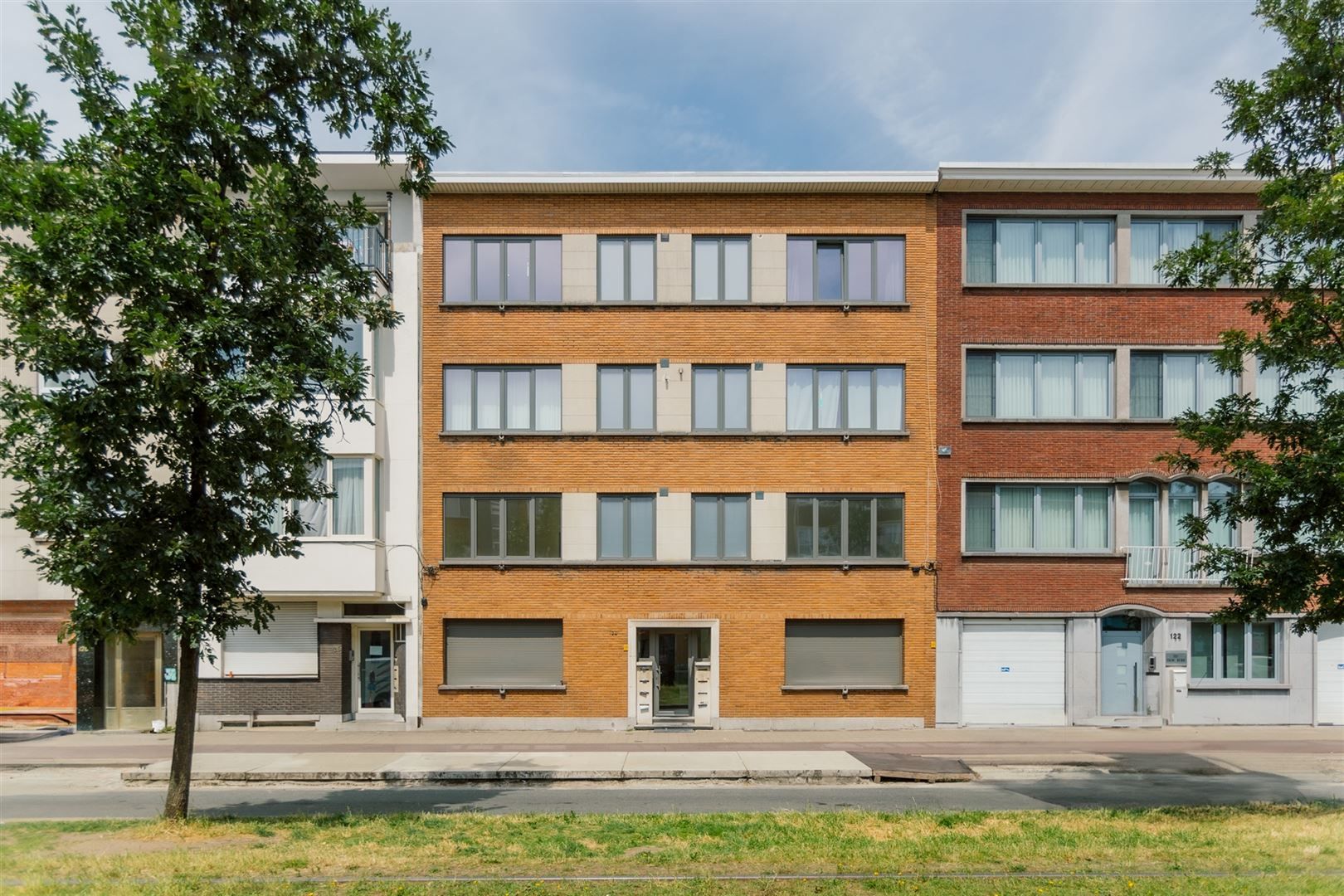 Gerenoveerd twee slaapkamer appartement met terras foto 2