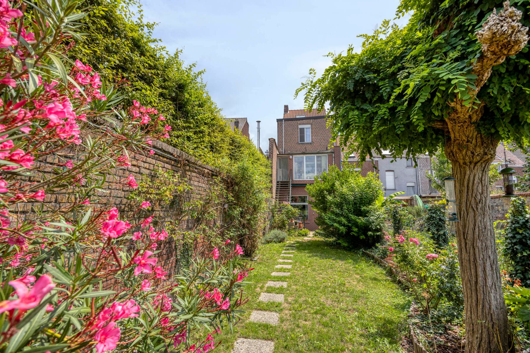 Charmant Herenhuis met grote tuin te Halle foto 21