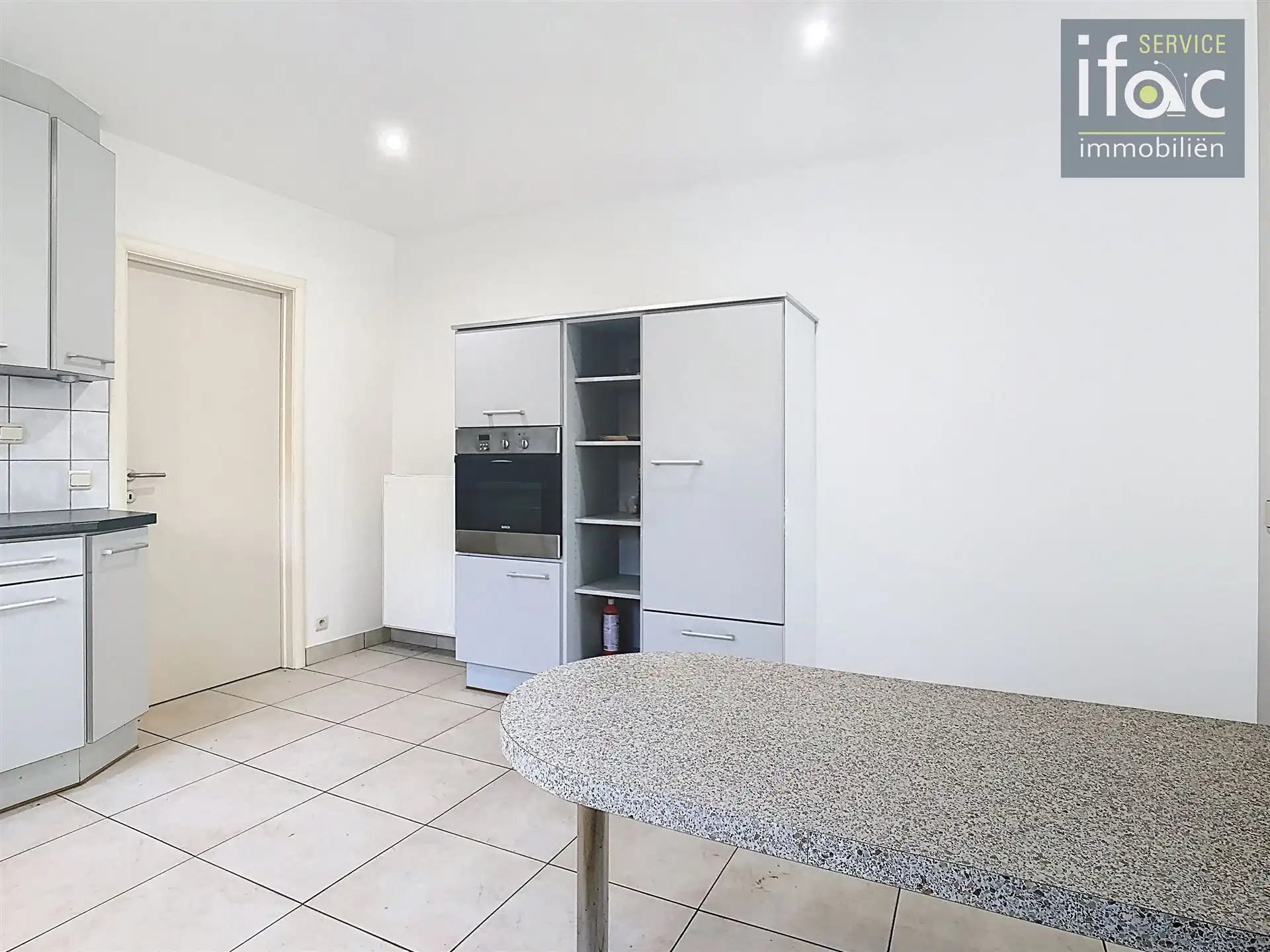 Villa met 4 slaapkamers, 2 badkamers, tuin en garages foto 9