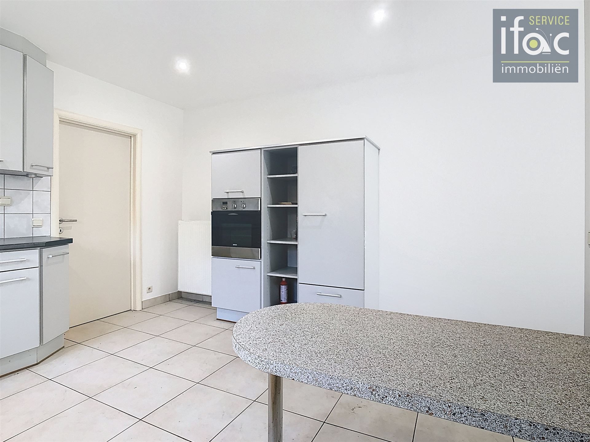 Villa met 4 slaapkamers, 2 badkamers, tuin en garages foto 9