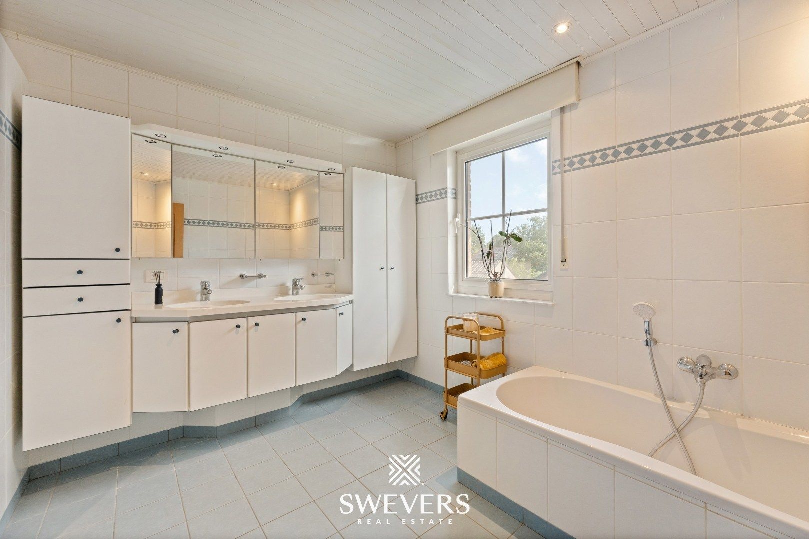 Ruime open bebouwing met nieuwe keuken en veranda foto 18