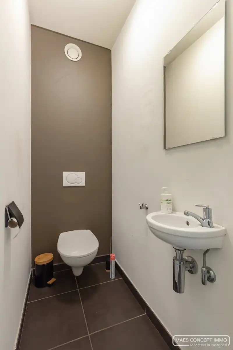 Investeringsopportuniteit - 2 verhuurde handelspanden en appartement te koop in Waregem foto 5