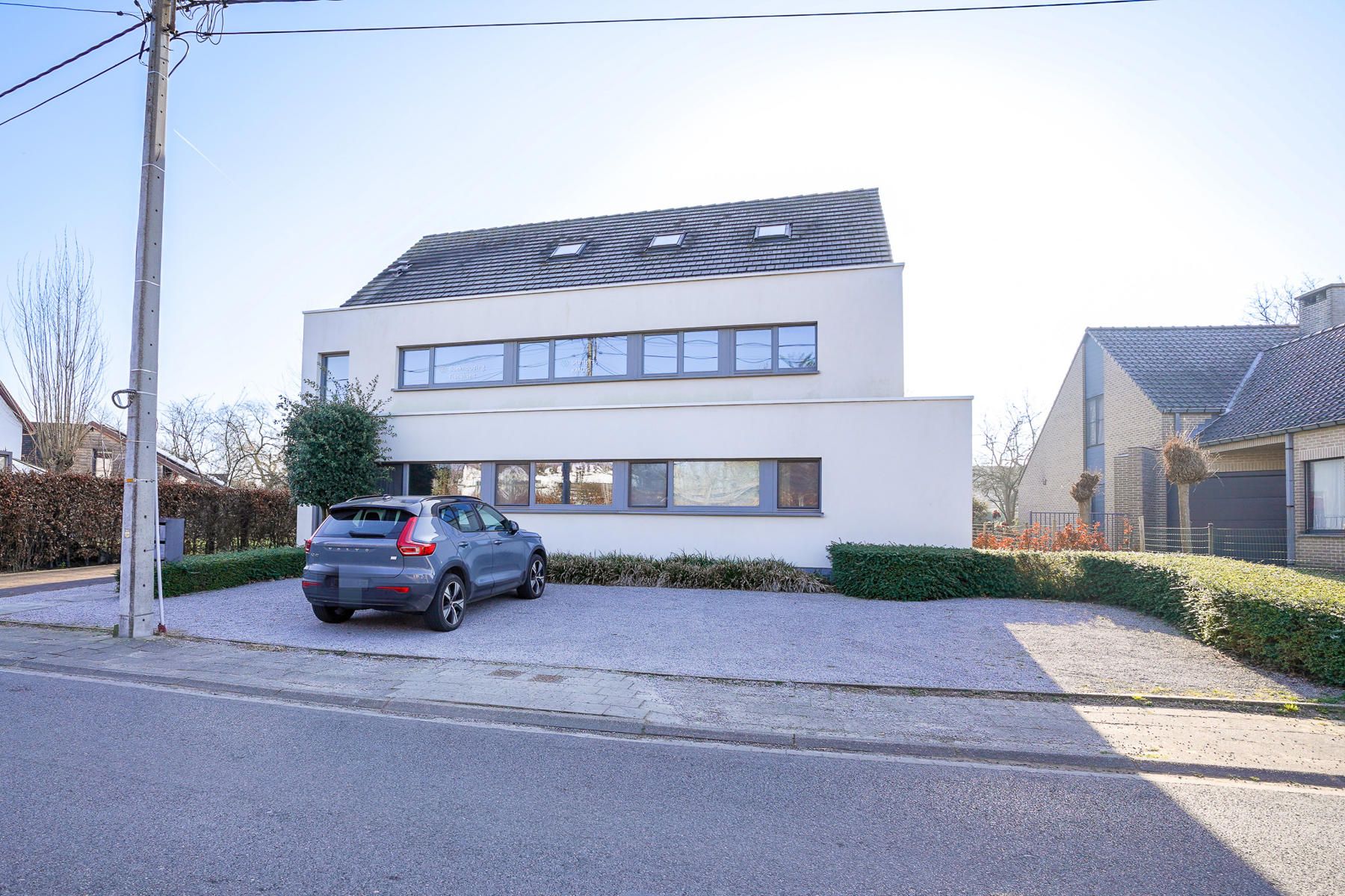 Rustige en betaalbare kantoorruimte met A-label, groot terras en 4 parkeerplaatsen foto {{pictureIndex}}