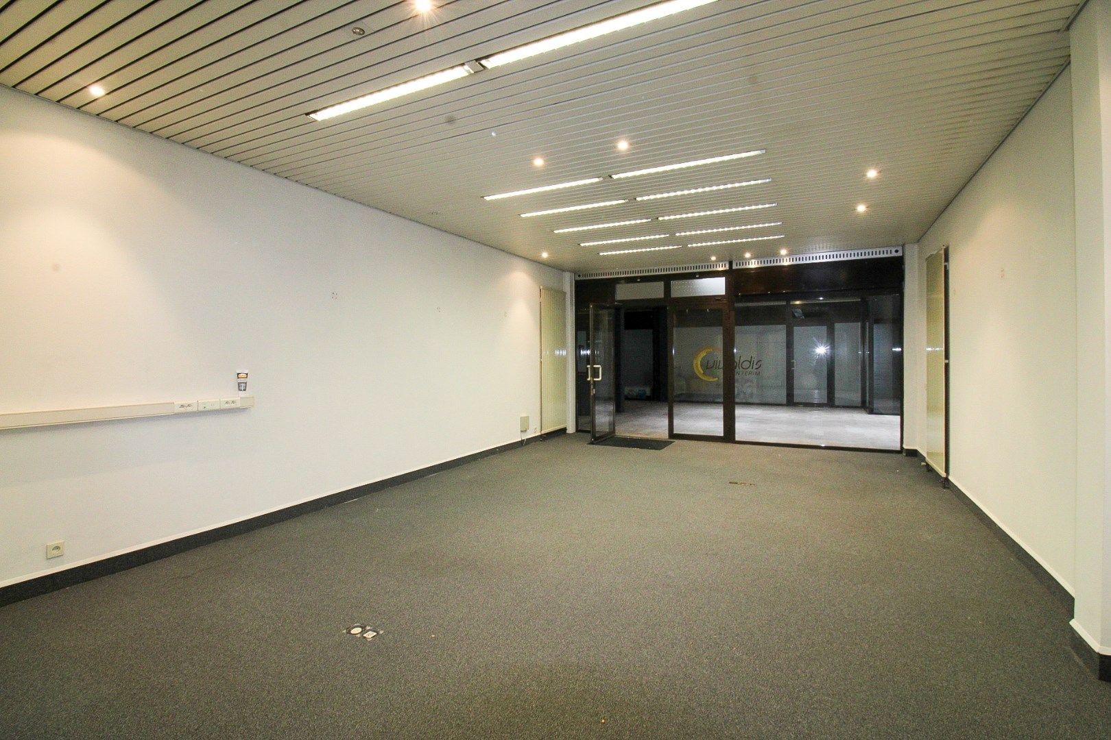 Nieuwe kansen wachten: Veelzijdige kantoor- of handelsruimte te huur in het hart van Sint-Niklaas  foto 5